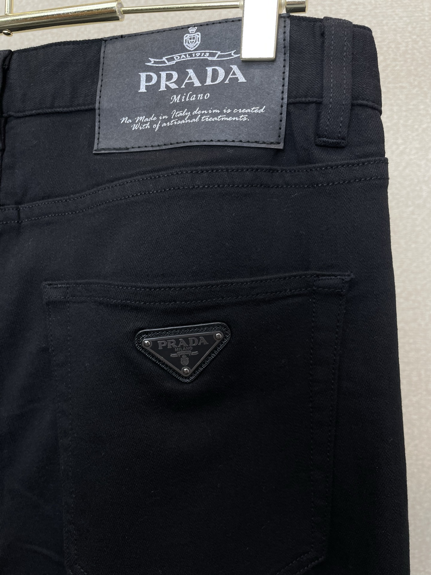 。Prada普拉达💥砸锅卖铁都要上的新款新款休闲牛仔裤👖高端版本！专柜定制面料 透气舒适度高，细节无可挑