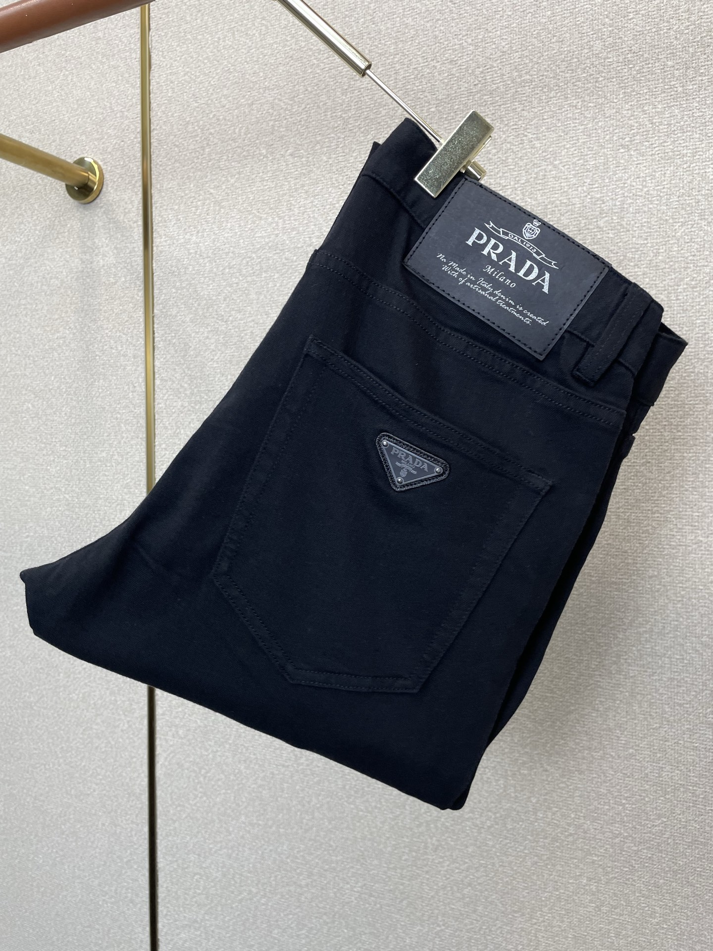 。Prada普拉达💥砸锅卖铁都要上的新款新款休闲牛仔裤👖高端版本！专柜定制面料 透气舒适度高，细节无可挑