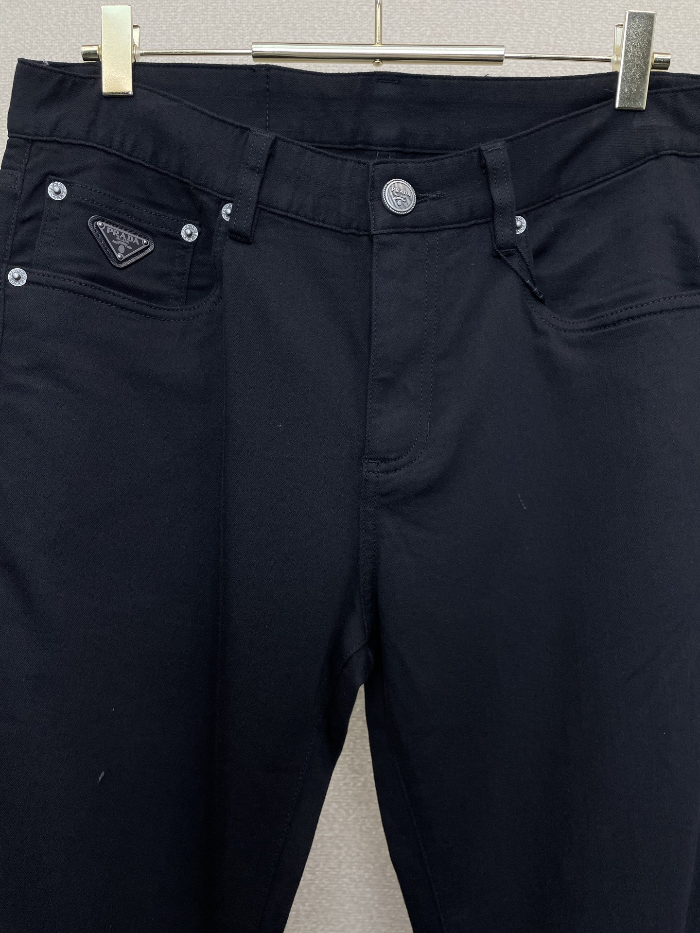 。Prada普拉达💥砸锅卖铁都要上的新款新款休闲牛仔裤👖高端版本！专柜定制面料 透气舒适度高，细节无可挑