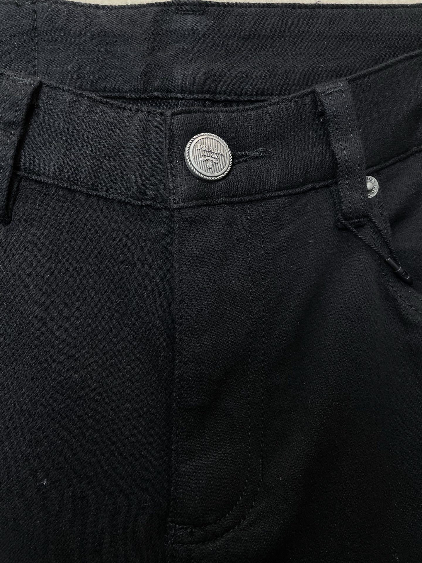 。Prada普拉达💥砸锅卖铁都要上的新款新款休闲牛仔裤👖高端版本！专柜定制面料 透气舒适度高，细节无可挑