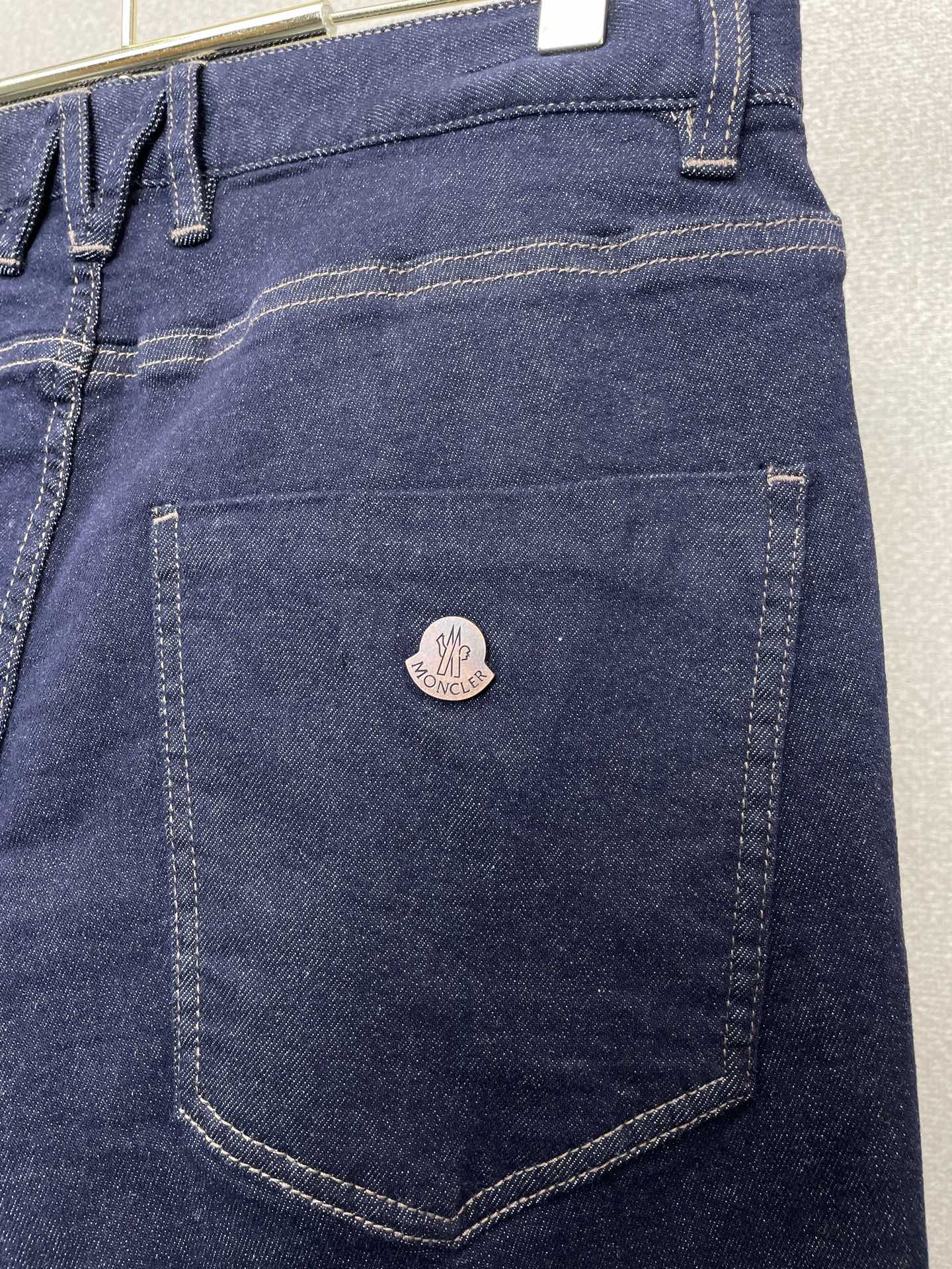 。Moncler蒙口💥砸锅卖铁都要上的新款新款休闲牛仔裤👖高端版本！专柜定制面料 透气舒适度高，细节无可