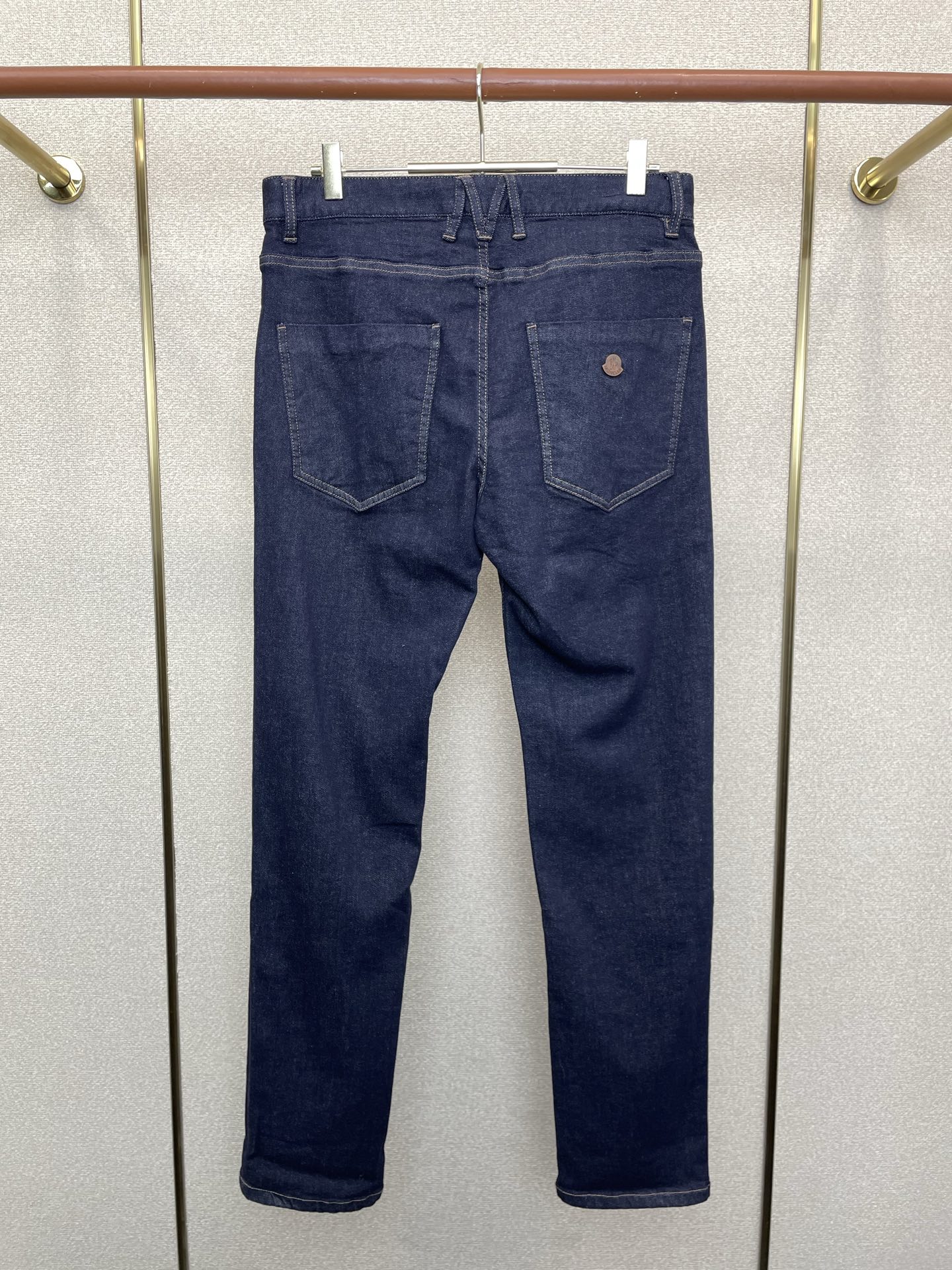 。Moncler蒙口💥砸锅卖铁都要上的新款新款休闲牛仔裤👖高端版本！专柜定制面料 透气舒适度高，细节无可