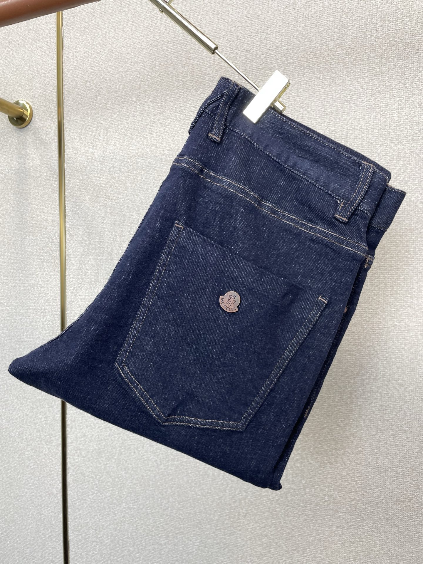 。Moncler蒙口💥砸锅卖铁都要上的新款新款休闲牛仔裤👖高端版本！专柜定制面料 透气舒适度高，细节无可