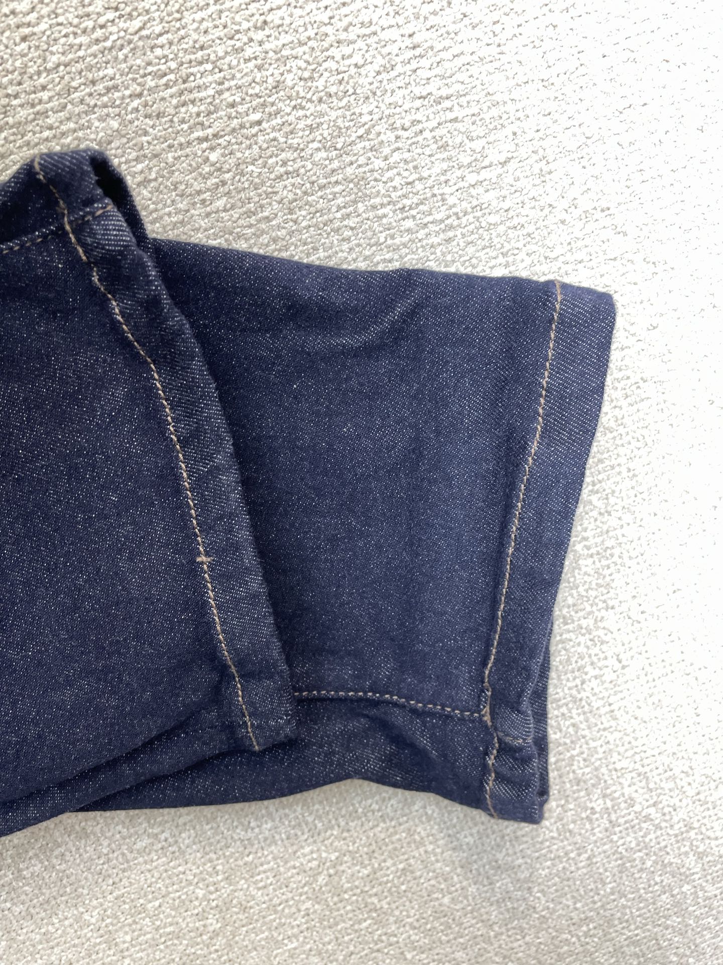 。Moncler蒙口💥砸锅卖铁都要上的新款新款休闲牛仔裤👖高端版本！专柜定制面料 透气舒适度高，细节无可