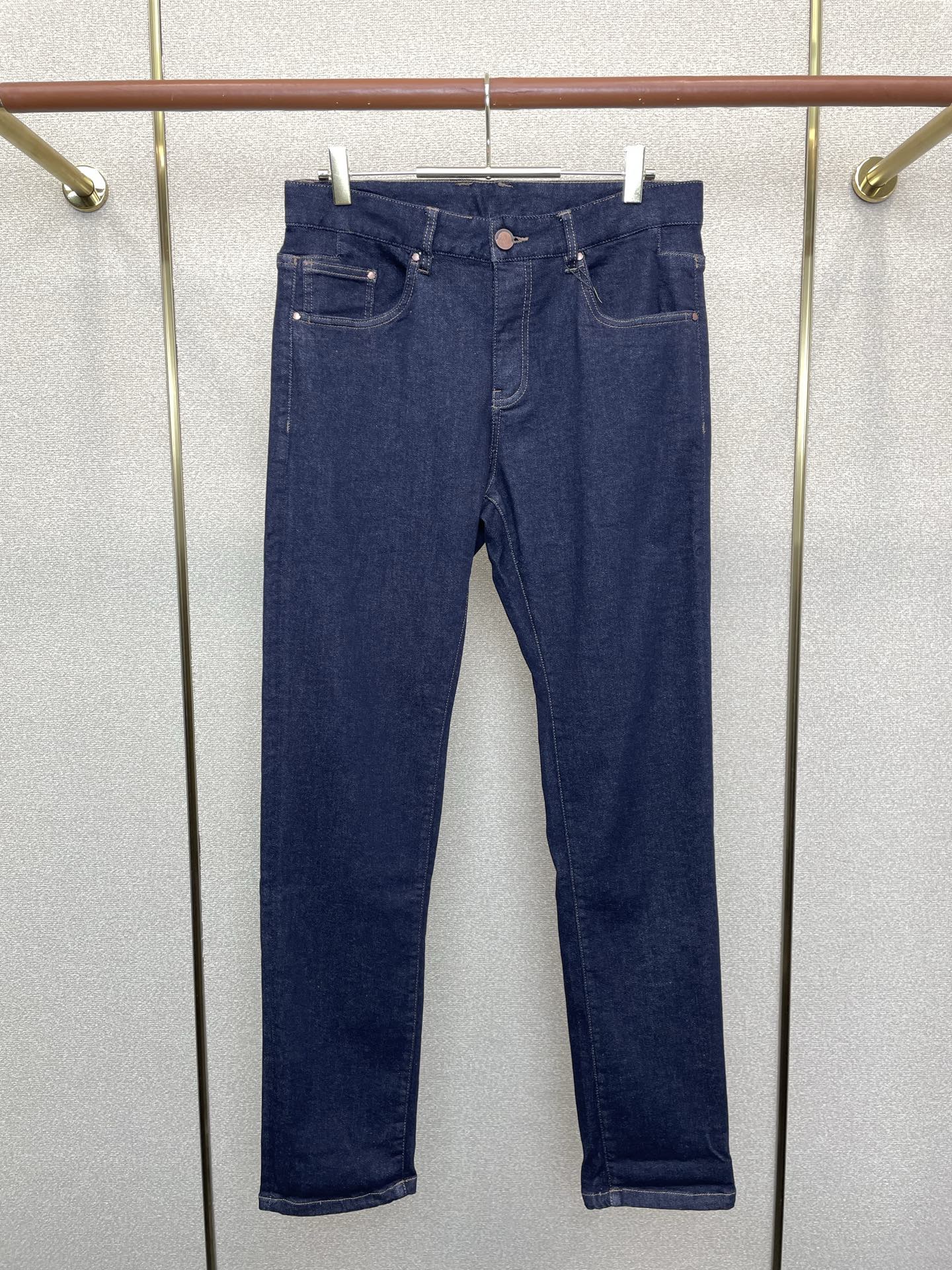 。Moncler蒙口💥砸锅卖铁都要上的新款新款休闲牛仔裤👖高端版本！专柜定制面料 透气舒适度高，细节无可