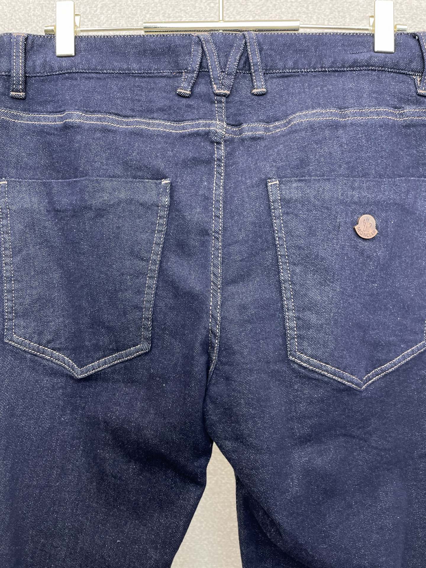 。Moncler蒙口💥砸锅卖铁都要上的新款新款休闲牛仔裤👖高端版本！专柜定制面料 透气舒适度高，细节无可