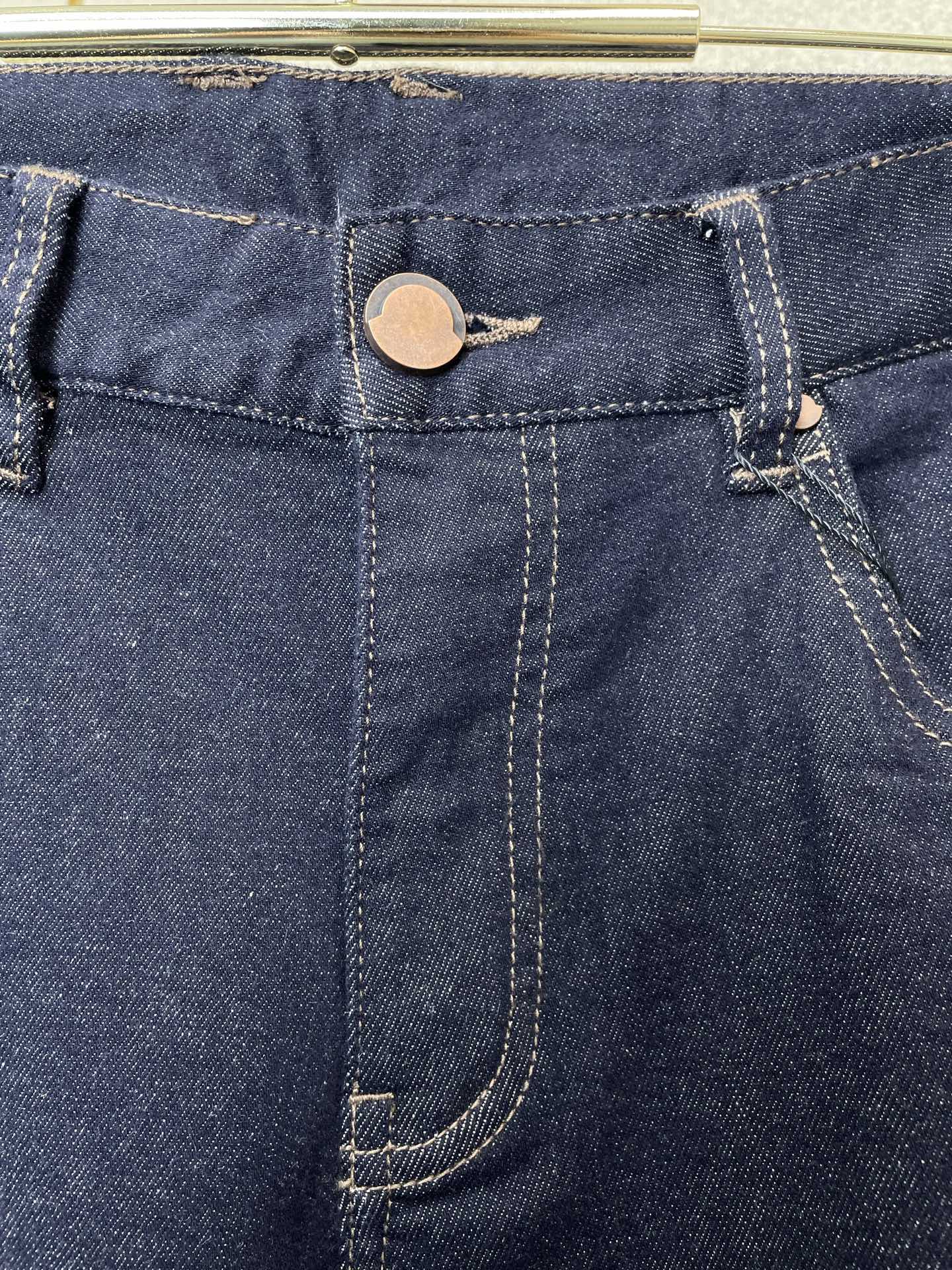 。Moncler蒙口💥砸锅卖铁都要上的新款新款休闲牛仔裤👖高端版本！专柜定制面料 透气舒适度高，细节无可
