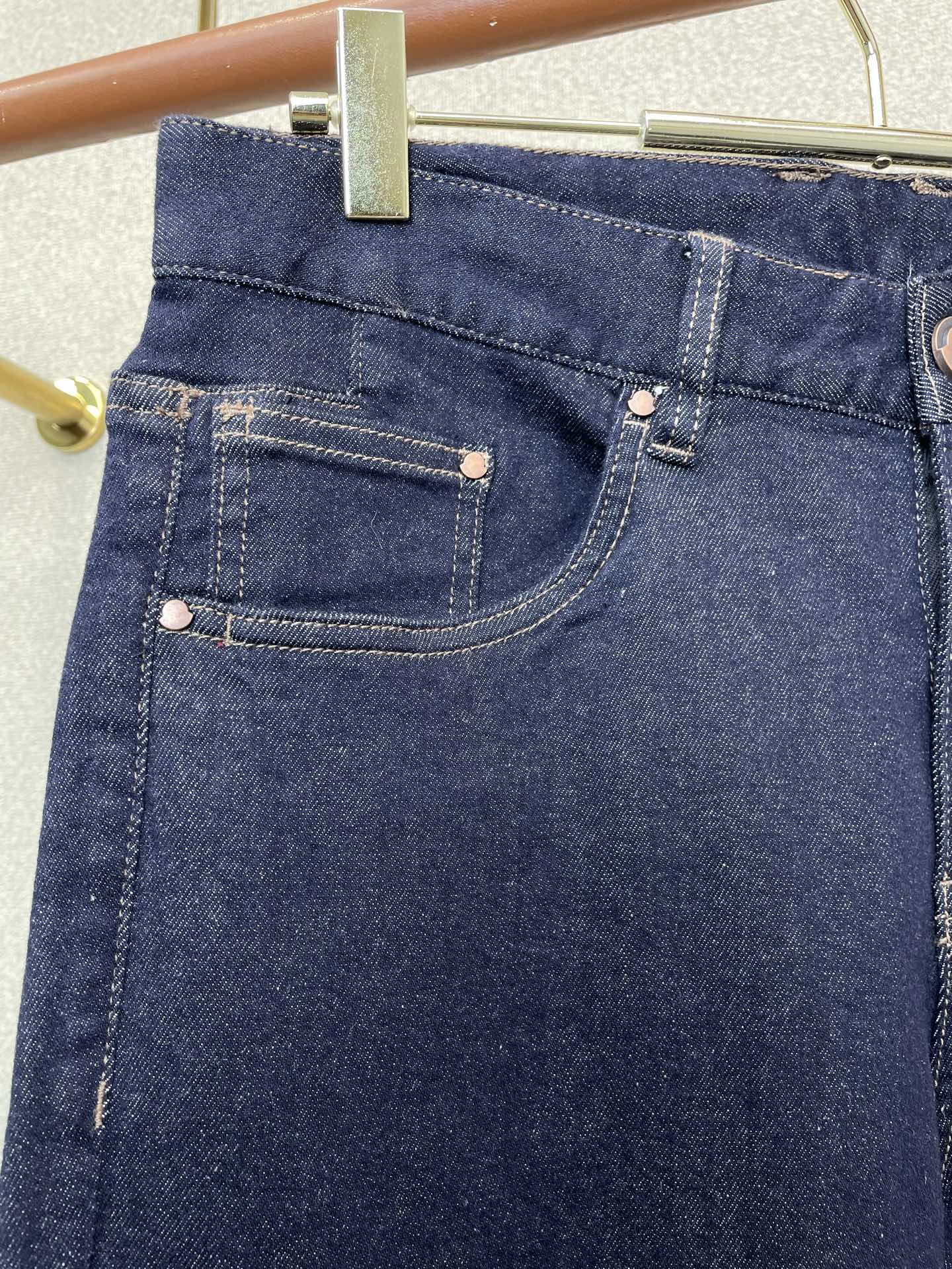 。Moncler蒙口💥砸锅卖铁都要上的新款新款休闲牛仔裤👖高端版本！专柜定制面料 透气舒适度高，细节无可