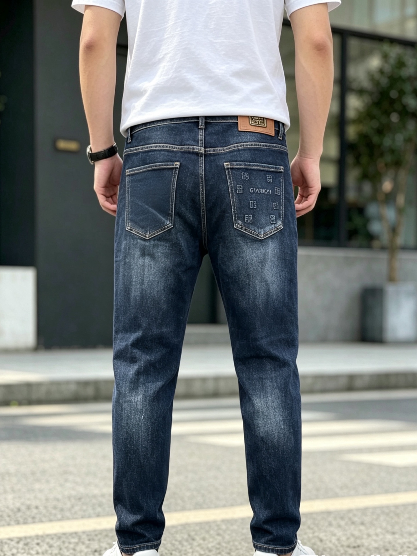 。Givenchy纪梵希💥独家专供新款休闲牛仔裤👖高端版本 专柜定制面料 透气舒适度高，细节无可挑剔，品