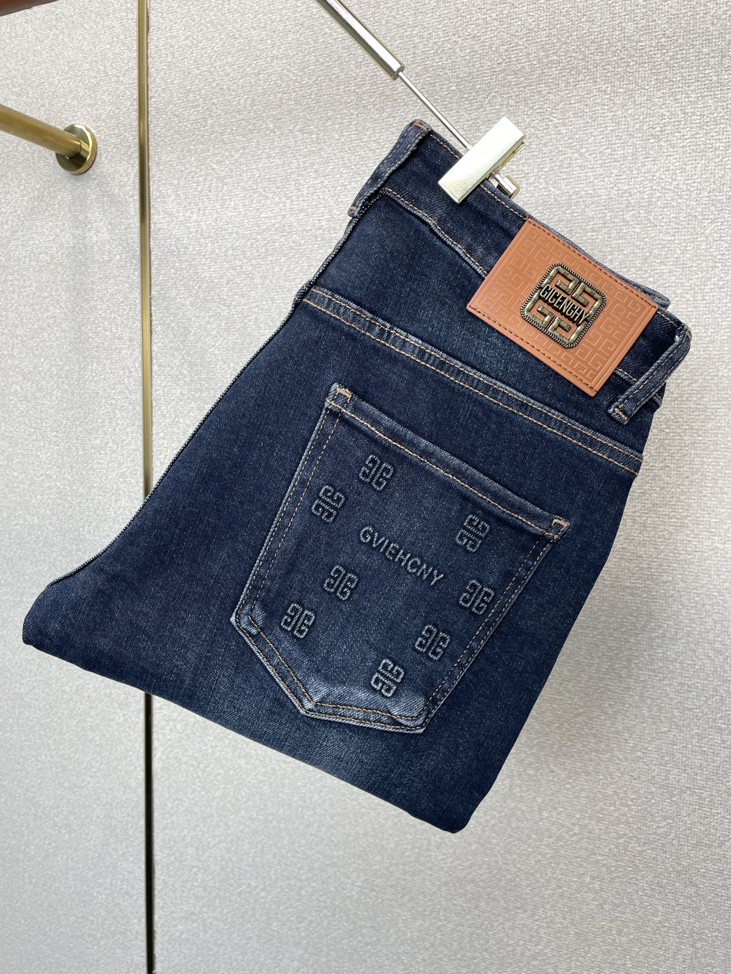 。Givenchy纪梵希💥独家专供新款休闲牛仔裤👖高端版本 专柜定制面料 透气舒适度高，细节无可挑剔，品