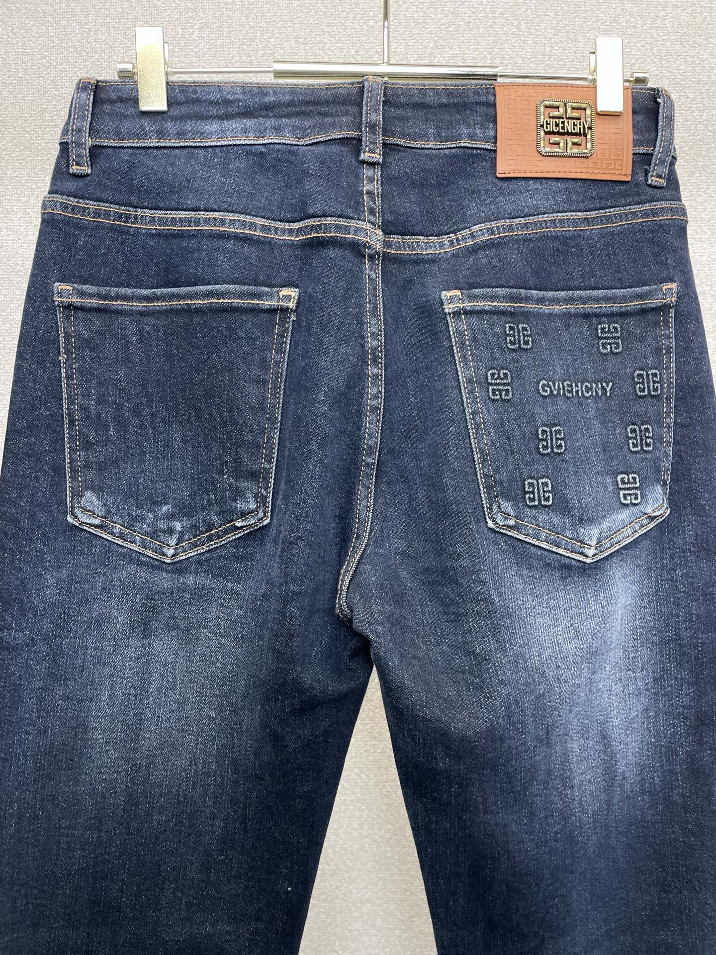 。Givenchy纪梵希💥独家专供新款休闲牛仔裤👖高端版本 专柜定制面料 透气舒适度高，细节无可挑剔，品