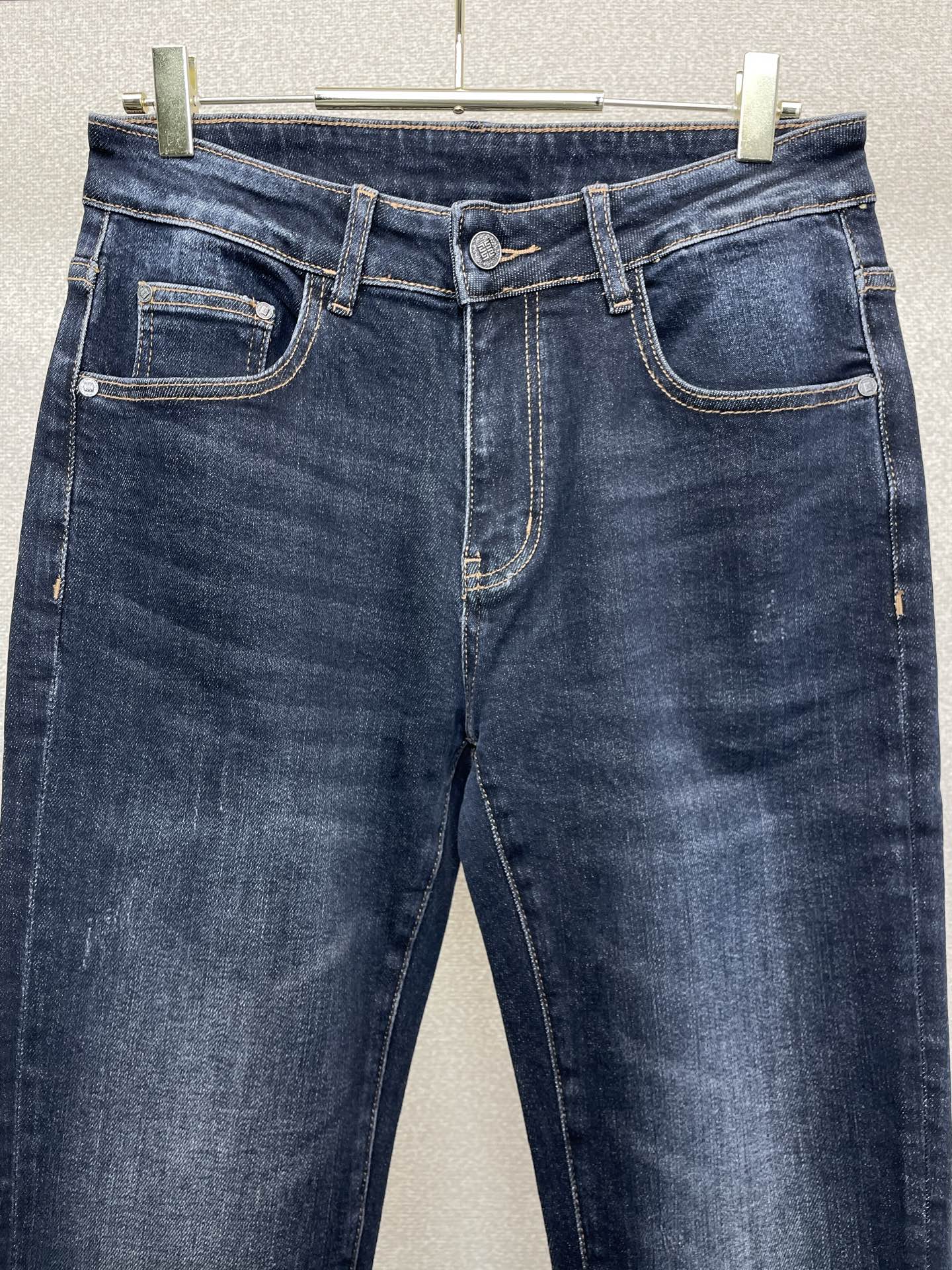 。Givenchy纪梵希💥独家专供新款休闲牛仔裤👖高端版本 专柜定制面料 透气舒适度高，细节无可挑剔，品