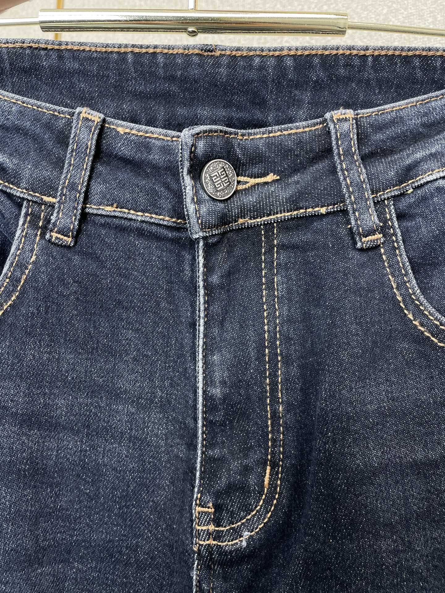 。Givenchy纪梵希💥独家专供新款休闲牛仔裤👖高端版本 专柜定制面料 透气舒适度高，细节无可挑剔，品