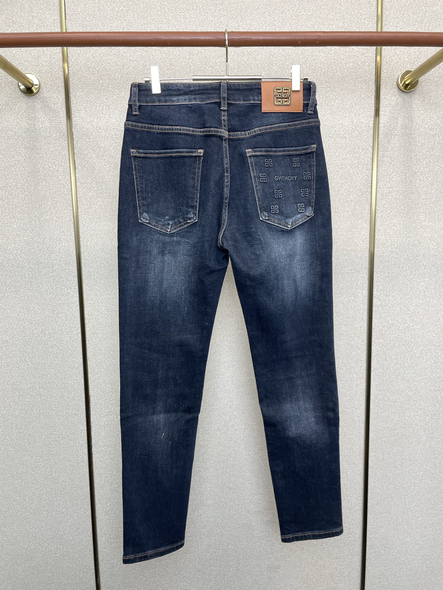 。Givenchy纪梵希💥独家专供新款休闲牛仔裤👖高端版本 专柜定制面料 透气舒适度高，细节无可挑剔，品