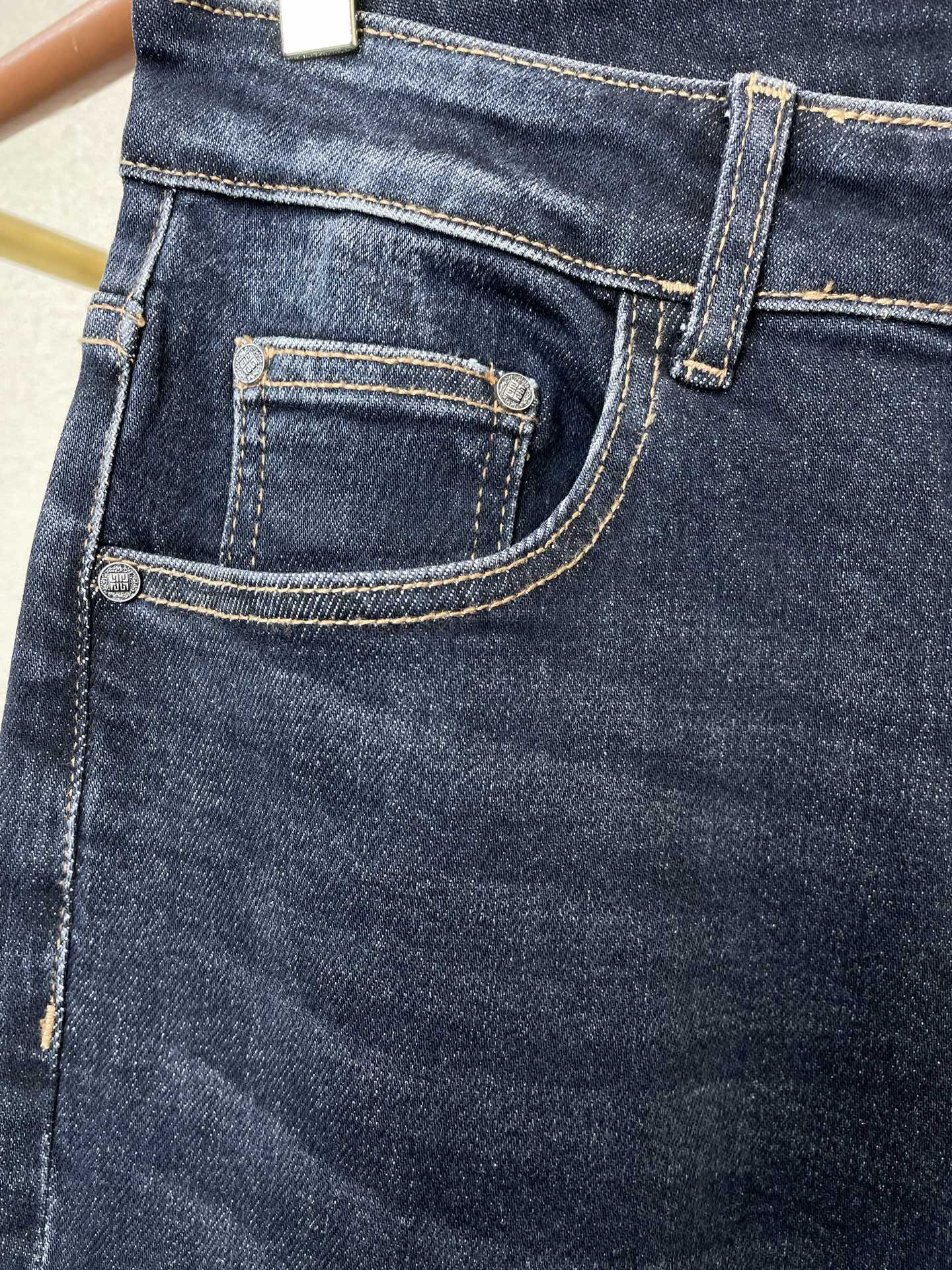 。Givenchy纪梵希💥独家专供新款休闲牛仔裤👖高端版本 专柜定制面料 透气舒适度高，细节无可挑剔，品