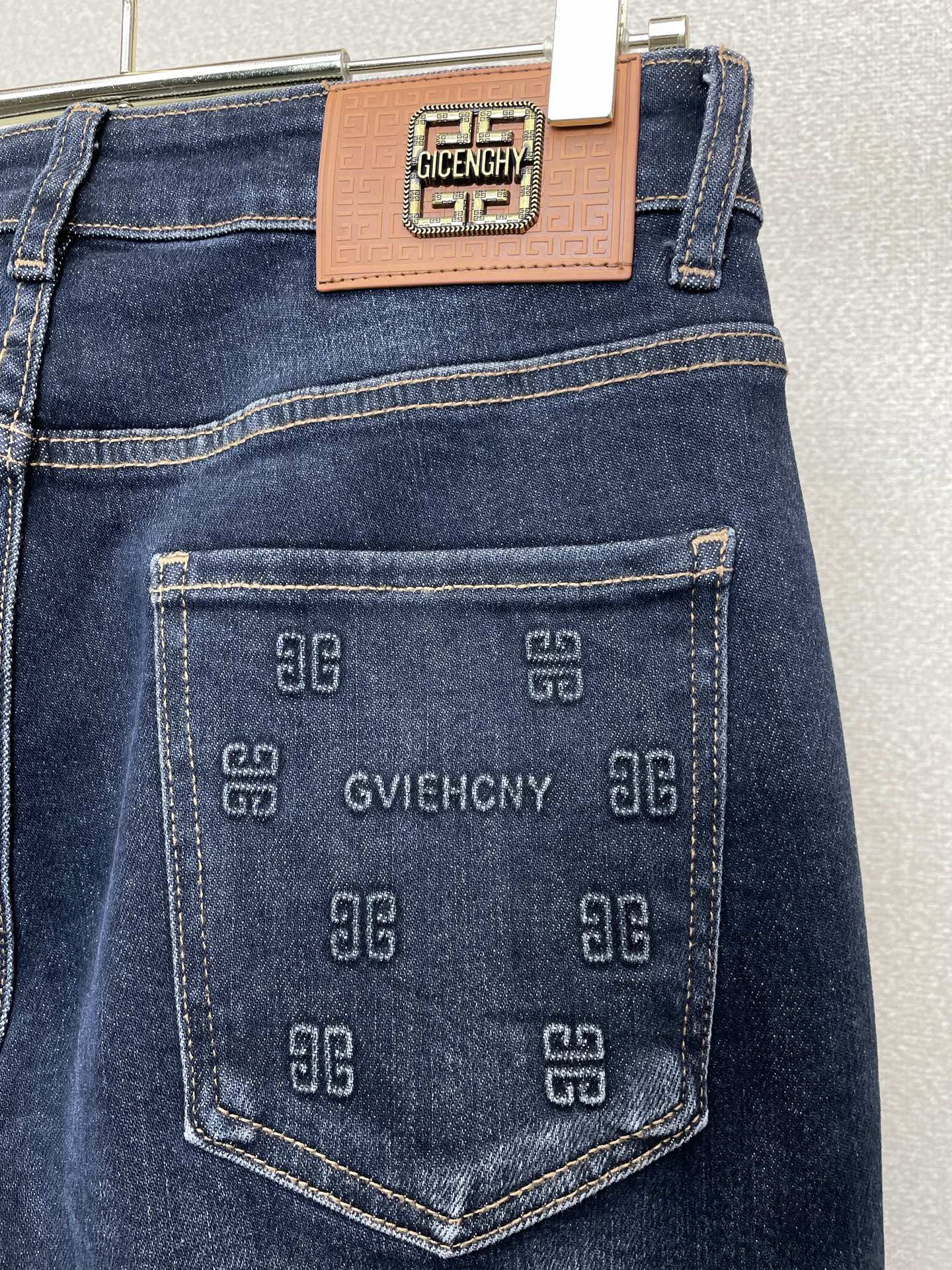 。Givenchy纪梵希💥独家专供新款休闲牛仔裤👖高端版本 专柜定制面料 透气舒适度高，细节无可挑剔，品