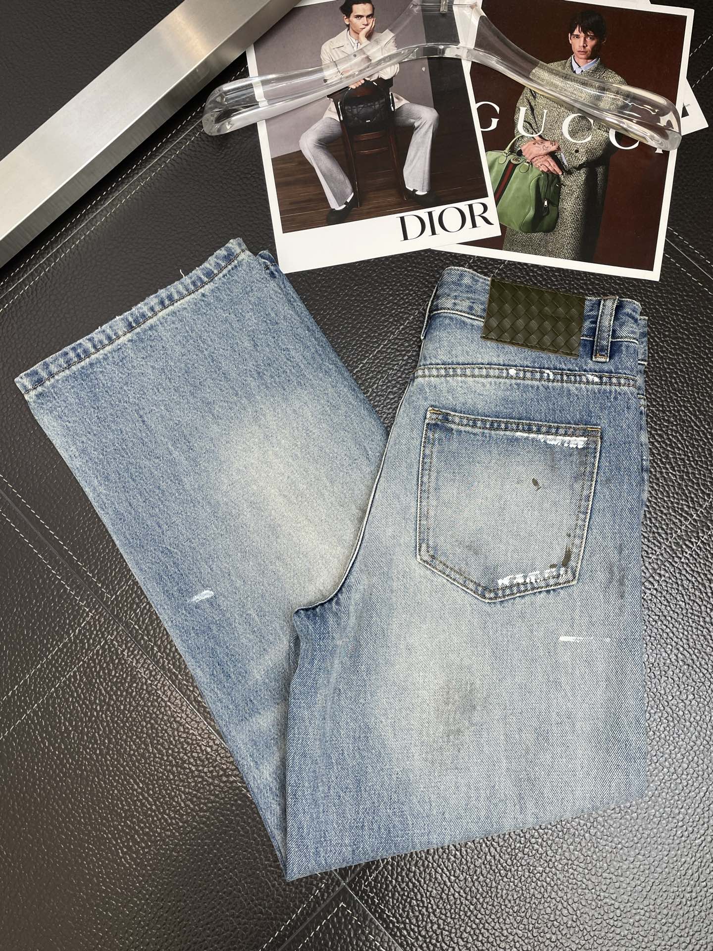NO:873916,.Bottega Veneta is a high-end version of the new casual wide-leg jeans that everyone sells. Customized fabrics at the counter. Highly breathable and comfortable, with impeccable details. The brand element design concept embodies high quality. It feels delicate and soft!  It presents a casual cut and the upper body shape is awesome!  Size S-3XL,,bottega veneta,bottega veneta,jeans,19860909.Bottega Veneta葆蝶家砸锅卖铁都要上的新款新款休闲阔腿牛仔裤高端版本 专柜定制面料 透气舒适度高,细节无可挑剔,品牌元素设计理念,体现高品质.手感细腻柔软！呈现休闲裁剪,上身版型超赞！码数S-3XL,,bottega veneta,bottega veneta,jeans,,Men's clothing