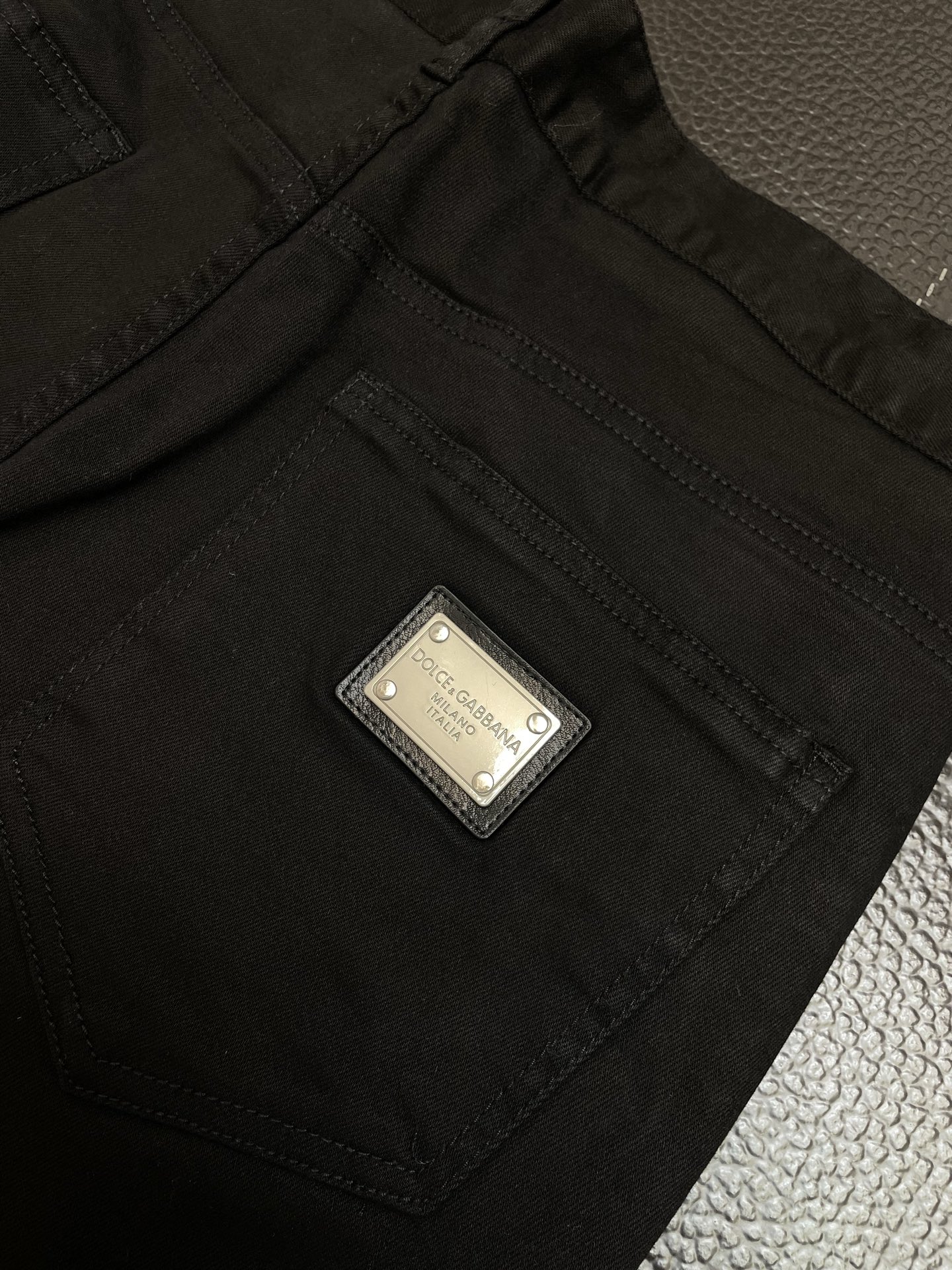 。Dolce&Gabbana杜嘉班纳💥独家专供新款休闲牛仔短裤🩳高端版本！专柜定制面料 透气舒适度高，细