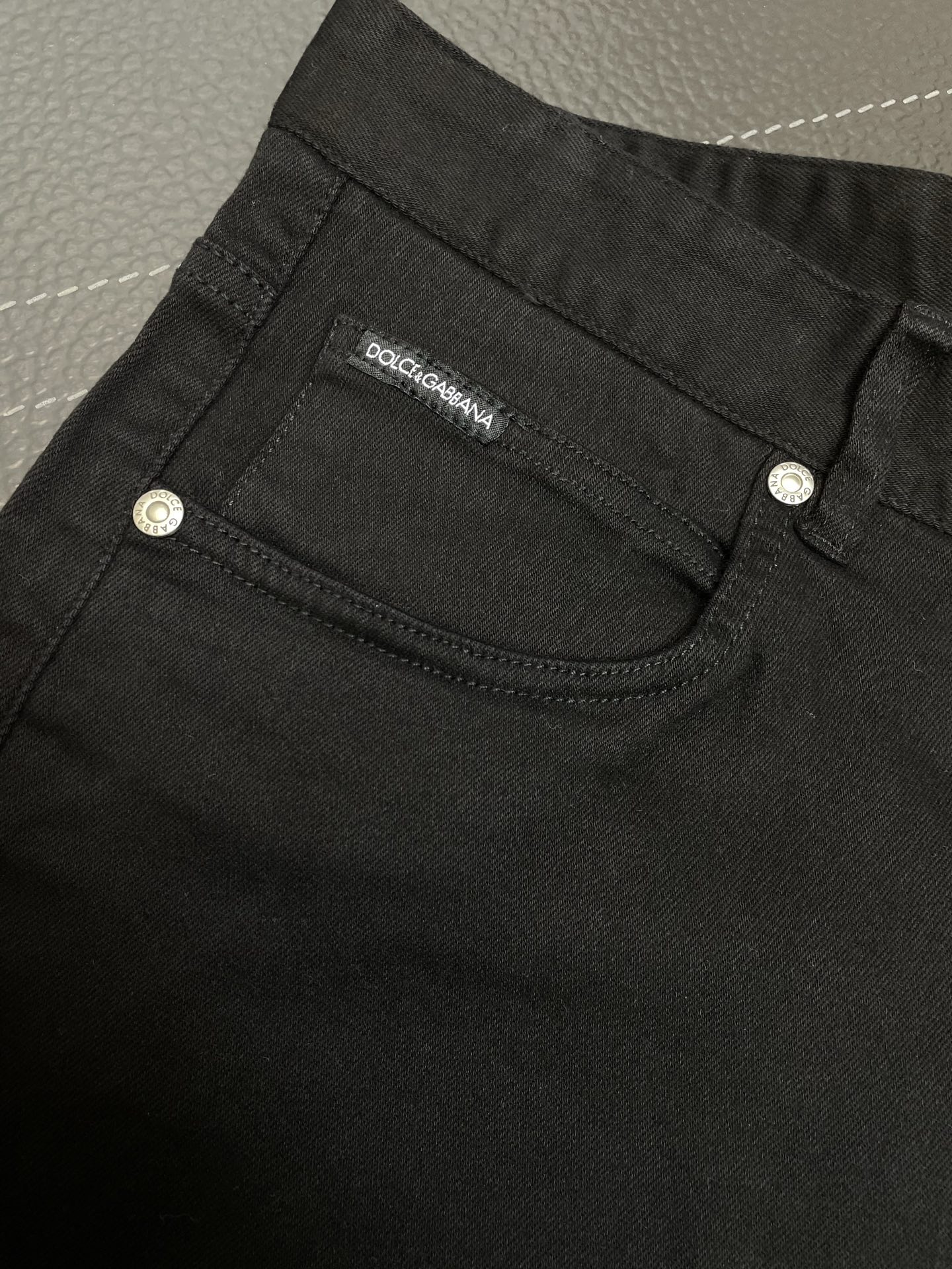 。Dolce&Gabbana杜嘉班纳💥独家专供新款休闲牛仔短裤🩳高端版本！专柜定制面料 透气舒适度高，细