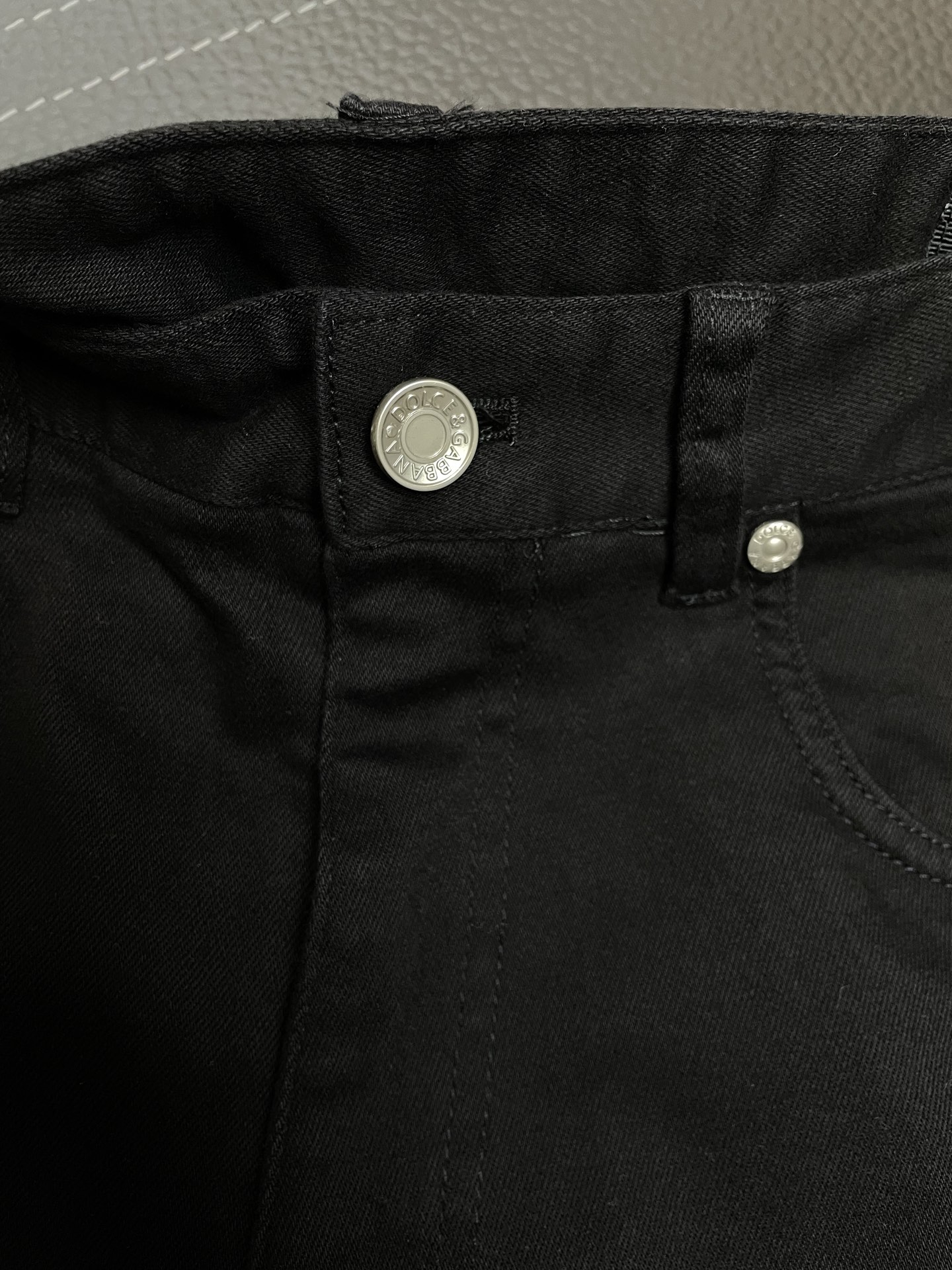 。Dolce&Gabbana杜嘉班纳💥独家专供新款休闲牛仔短裤🩳高端版本！专柜定制面料 透气舒适度高，细