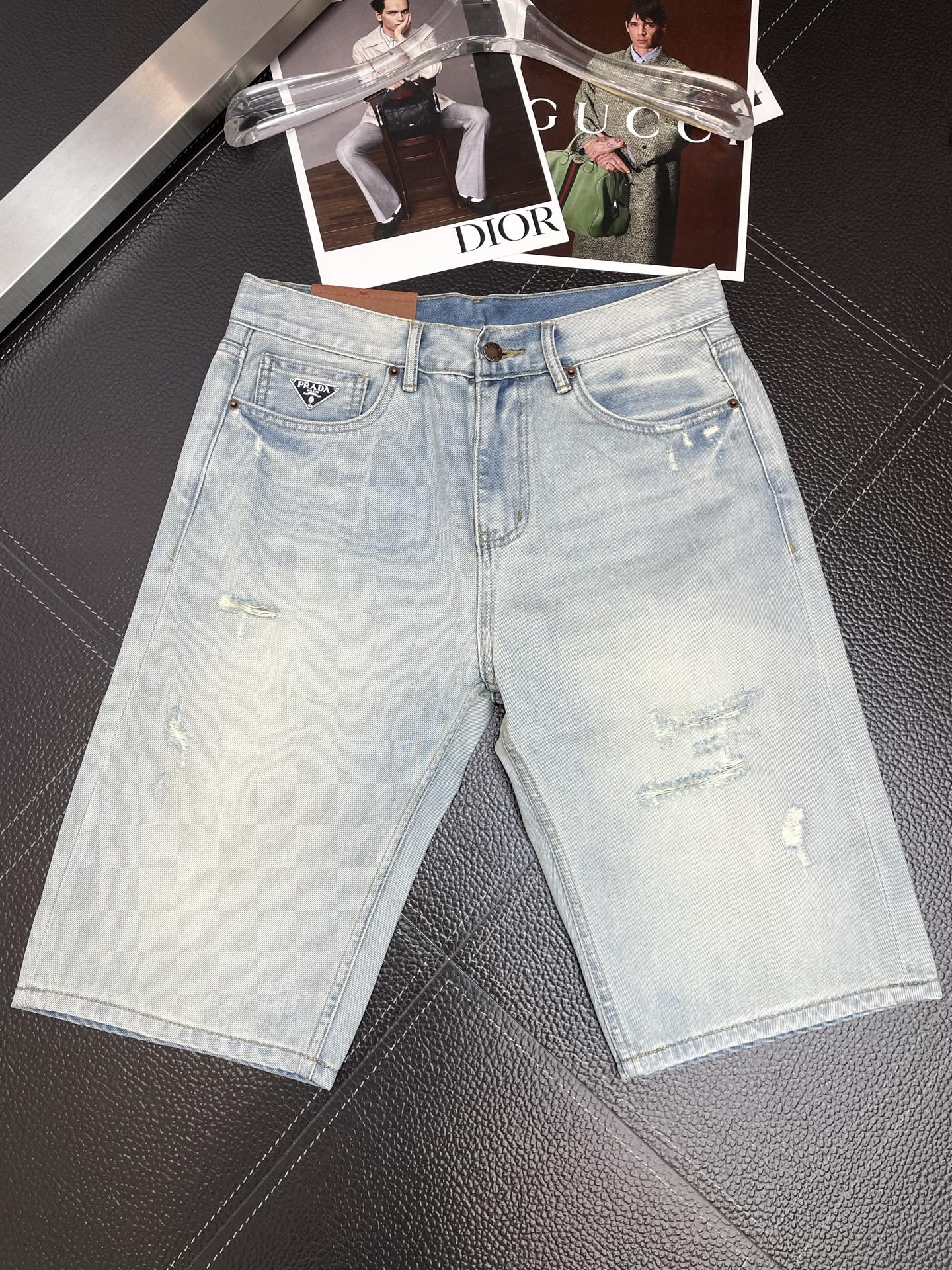 。Prada普拉达💥独家专供新款休闲牛仔短裤🩳高端版本！专柜定制面料 透气舒适度高，细节无可挑剔，品牌元