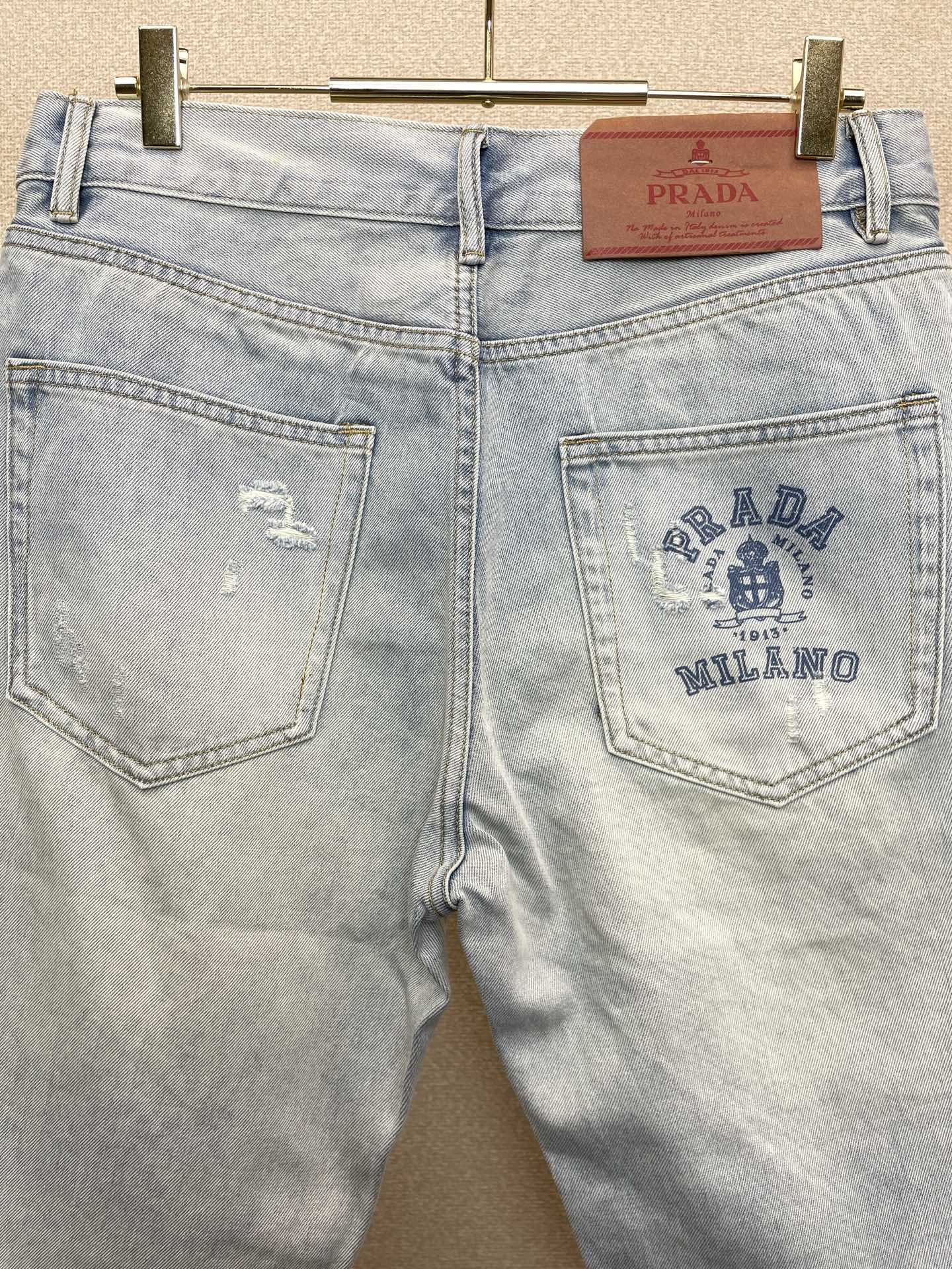 。Prada普拉达💥独家专供新款休闲牛仔短裤🩳高端版本！专柜定制面料 透气舒适度高，细节无可挑剔，品牌元