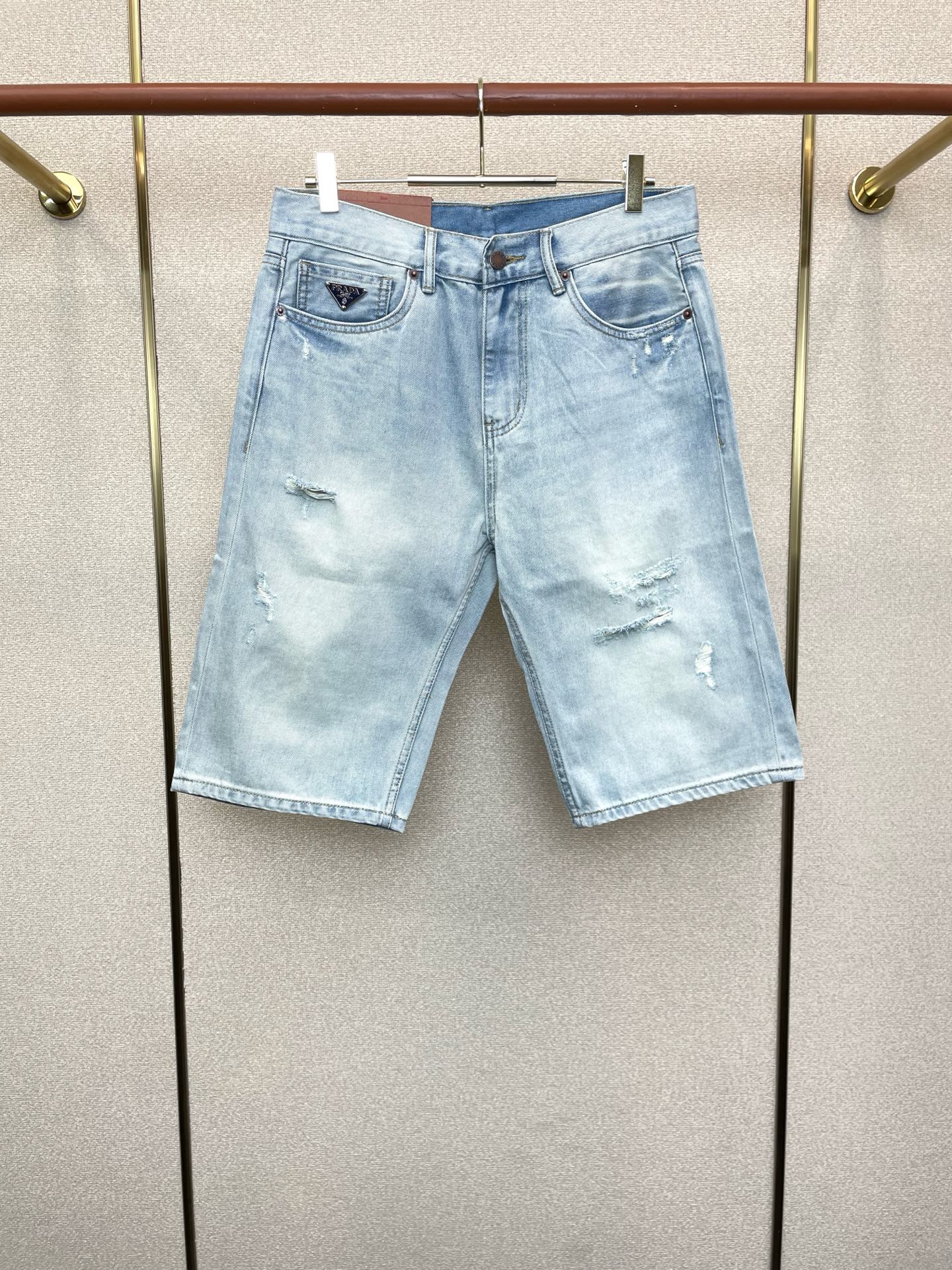 。Prada普拉达💥独家专供新款休闲牛仔短裤🩳高端版本！专柜定制面料 透气舒适度高，细节无可挑剔，品牌元