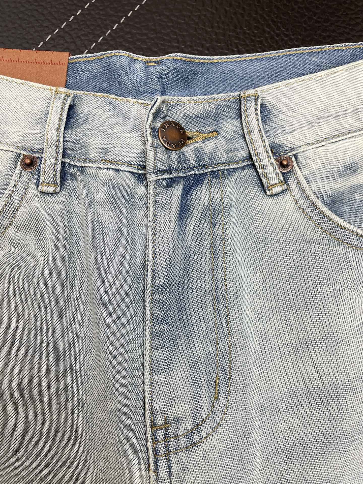 。Prada普拉达💥独家专供新款休闲牛仔短裤🩳高端版本！专柜定制面料 透气舒适度高，细节无可挑剔，品牌元