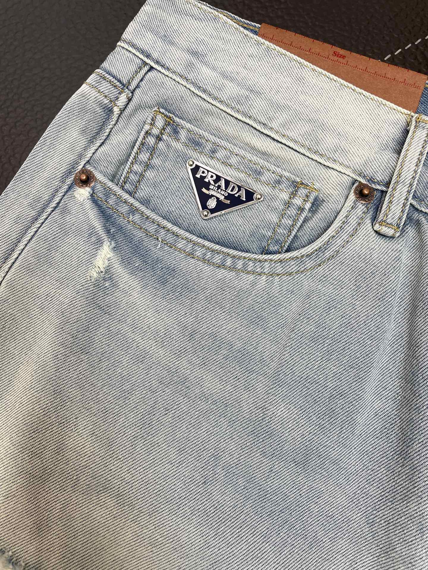 。Prada普拉达💥独家专供新款休闲牛仔短裤🩳高端版本！专柜定制面料 透气舒适度高，细节无可挑剔，品牌元