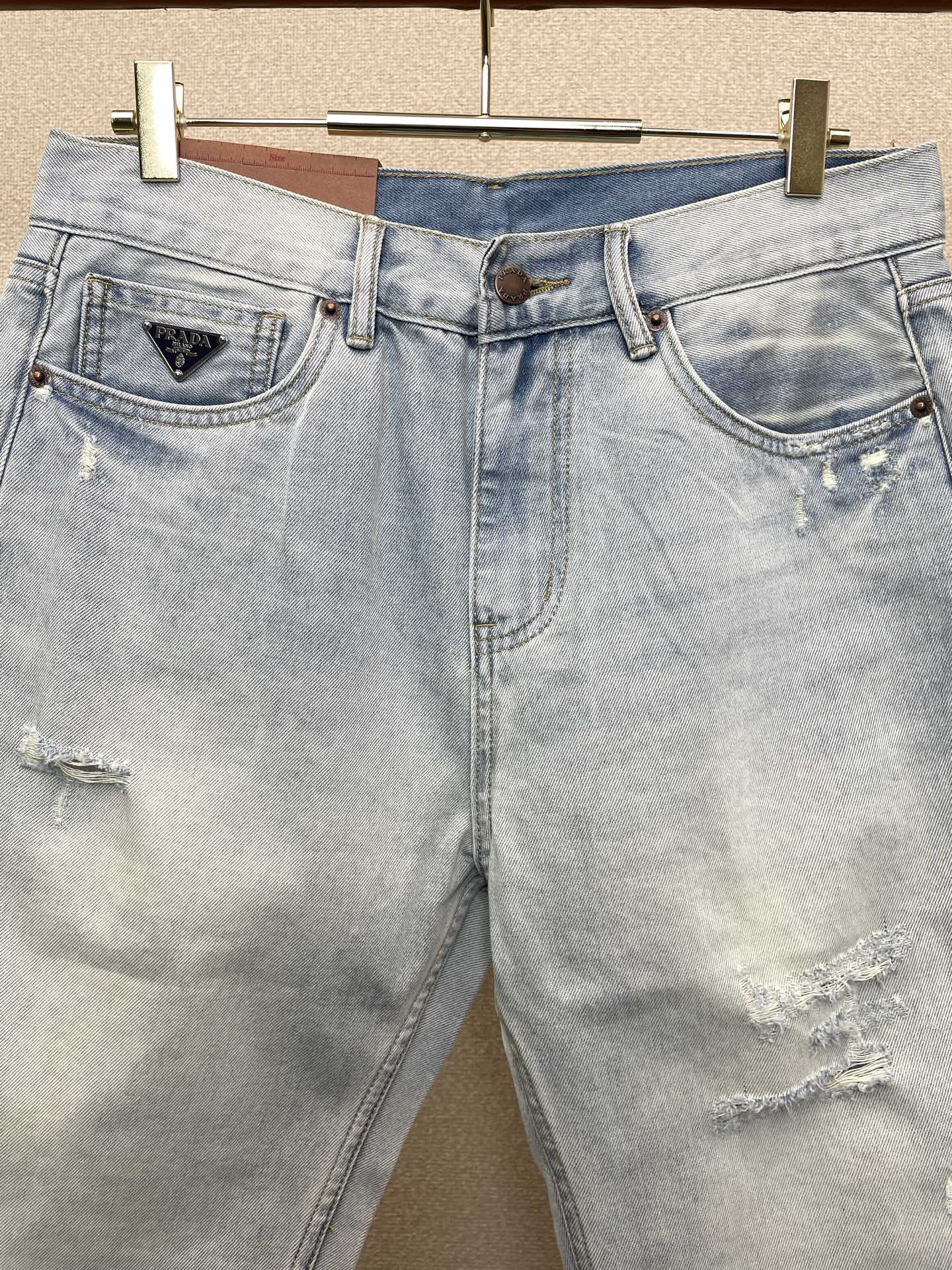 。Prada普拉达💥独家专供新款休闲牛仔短裤🩳高端版本！专柜定制面料 透气舒适度高，细节无可挑剔，品牌元