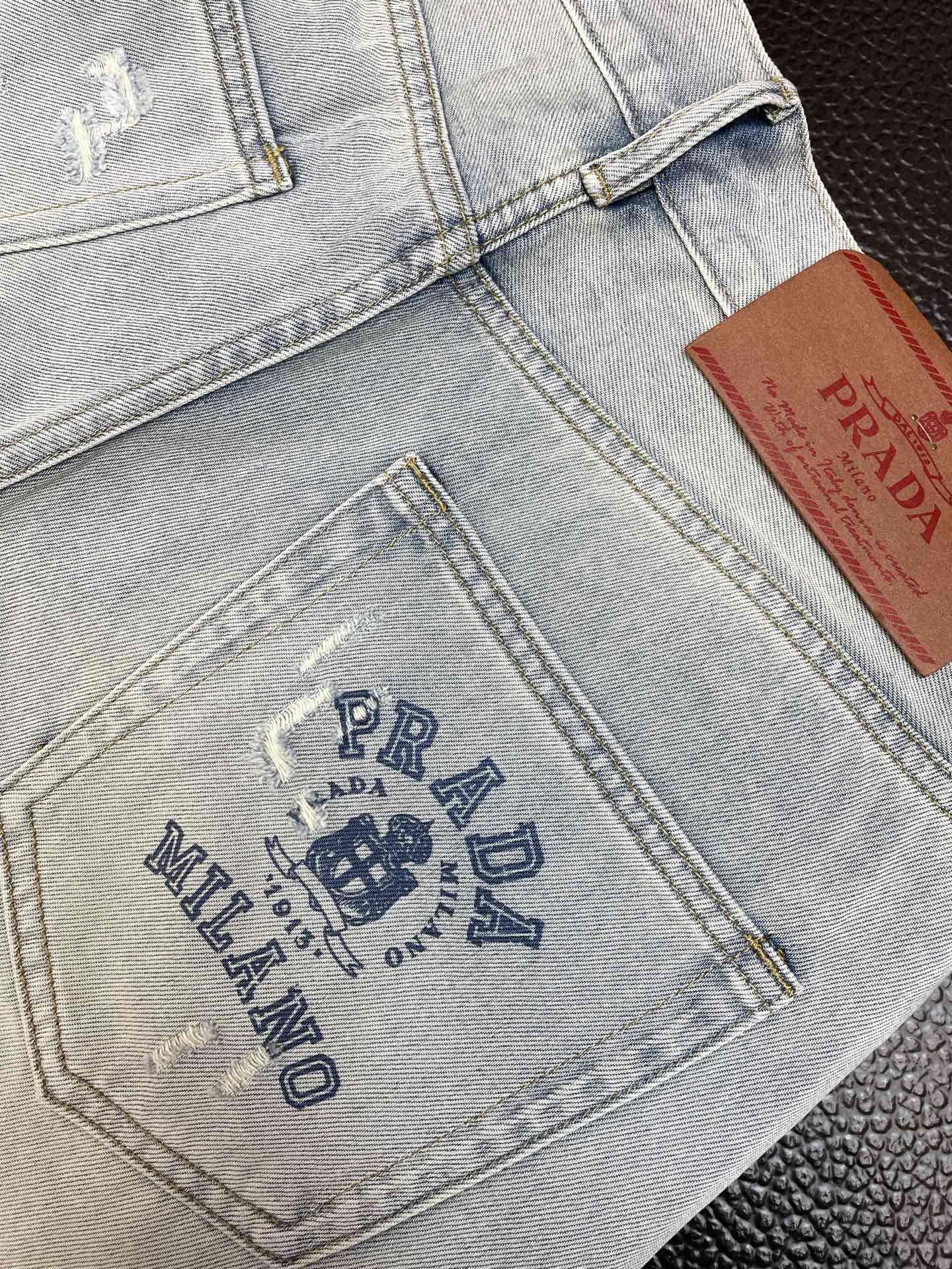 。Prada普拉达💥独家专供新款休闲牛仔短裤🩳高端版本！专柜定制面料 透气舒适度高，细节无可挑剔，品牌元
