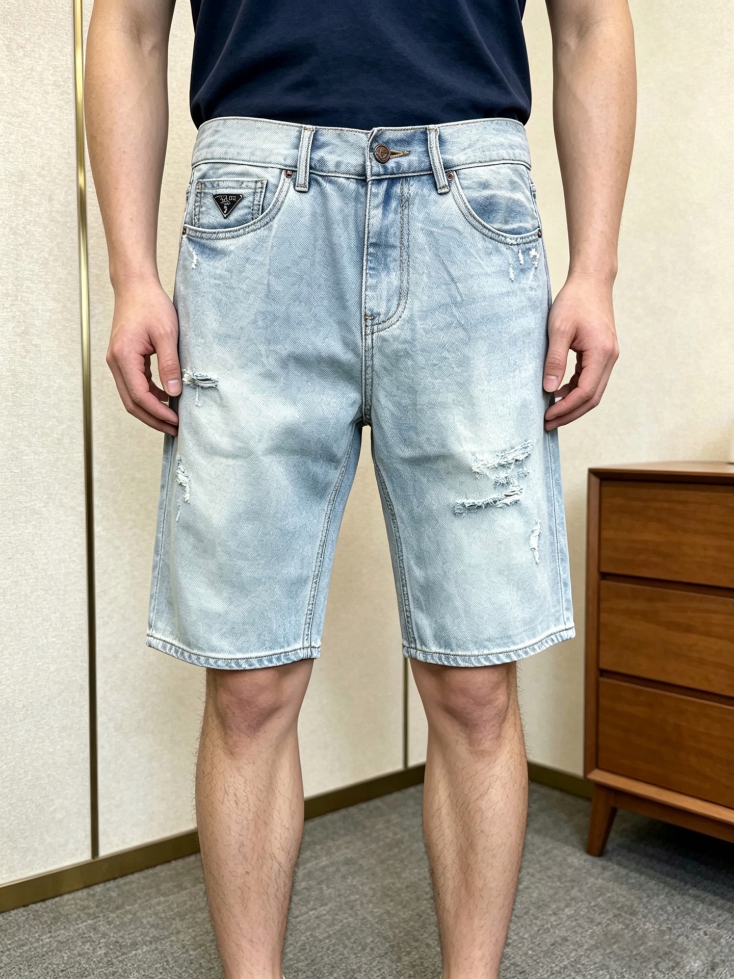 。Prada普拉达💥独家专供新款休闲牛仔短裤🩳高端版本！专柜定制面料 透气舒适度高，细节无可挑剔，品牌元