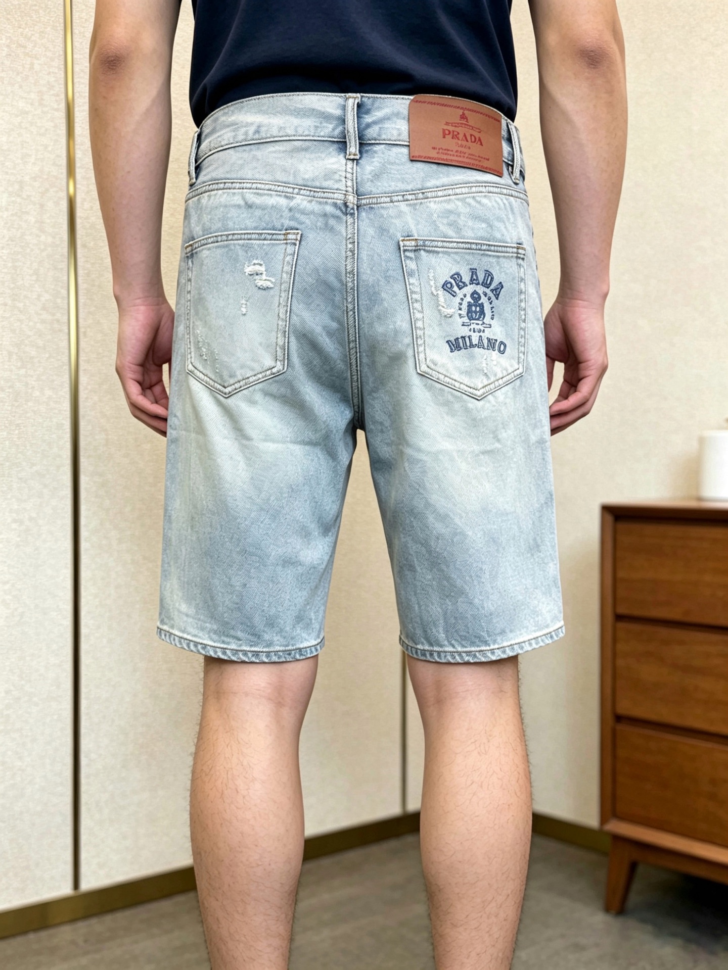 。Prada普拉达💥独家专供新款休闲牛仔短裤🩳高端版本！专柜定制面料 透气舒适度高，细节无可挑剔，品牌元