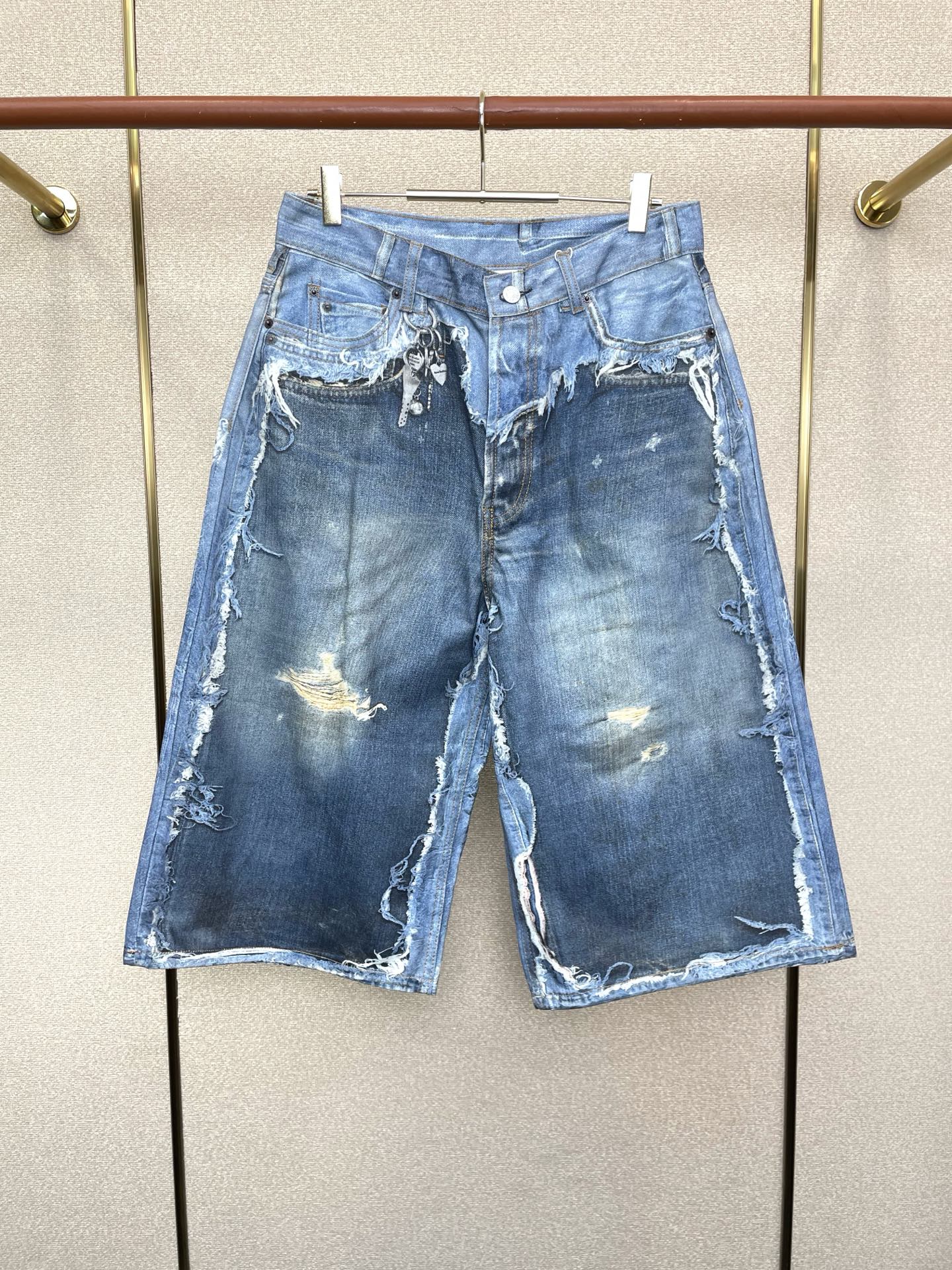 。Acne Studios💥独家专供新款休闲牛仔短裤 高端版本！独特设计 专柜定制面料 透气舒适度高，细