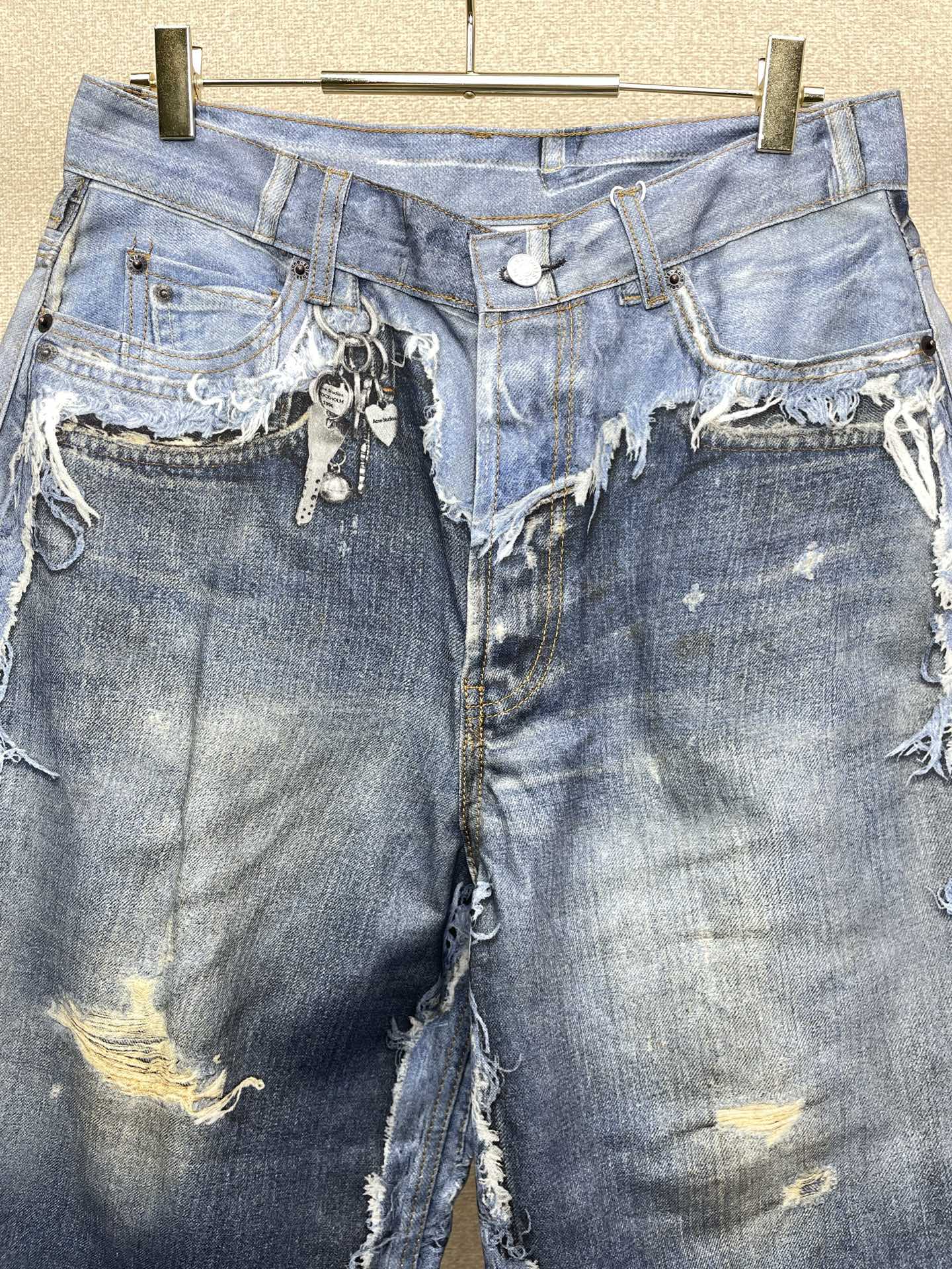 。Acne Studios💥独家专供新款休闲牛仔短裤 高端版本！独特设计 专柜定制面料 透气舒适度高，细