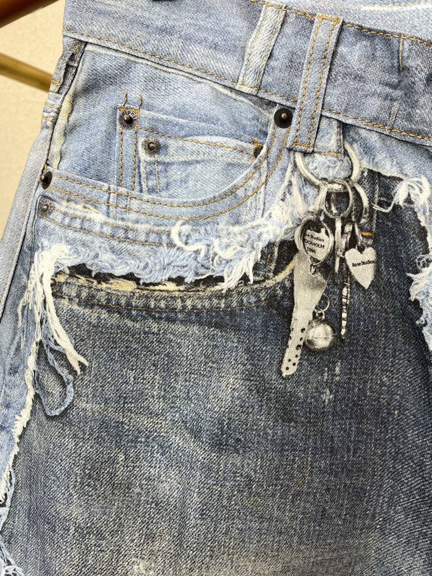 。Acne Studios💥独家专供新款休闲牛仔短裤 高端版本！独特设计 专柜定制面料 透气舒适度高，细