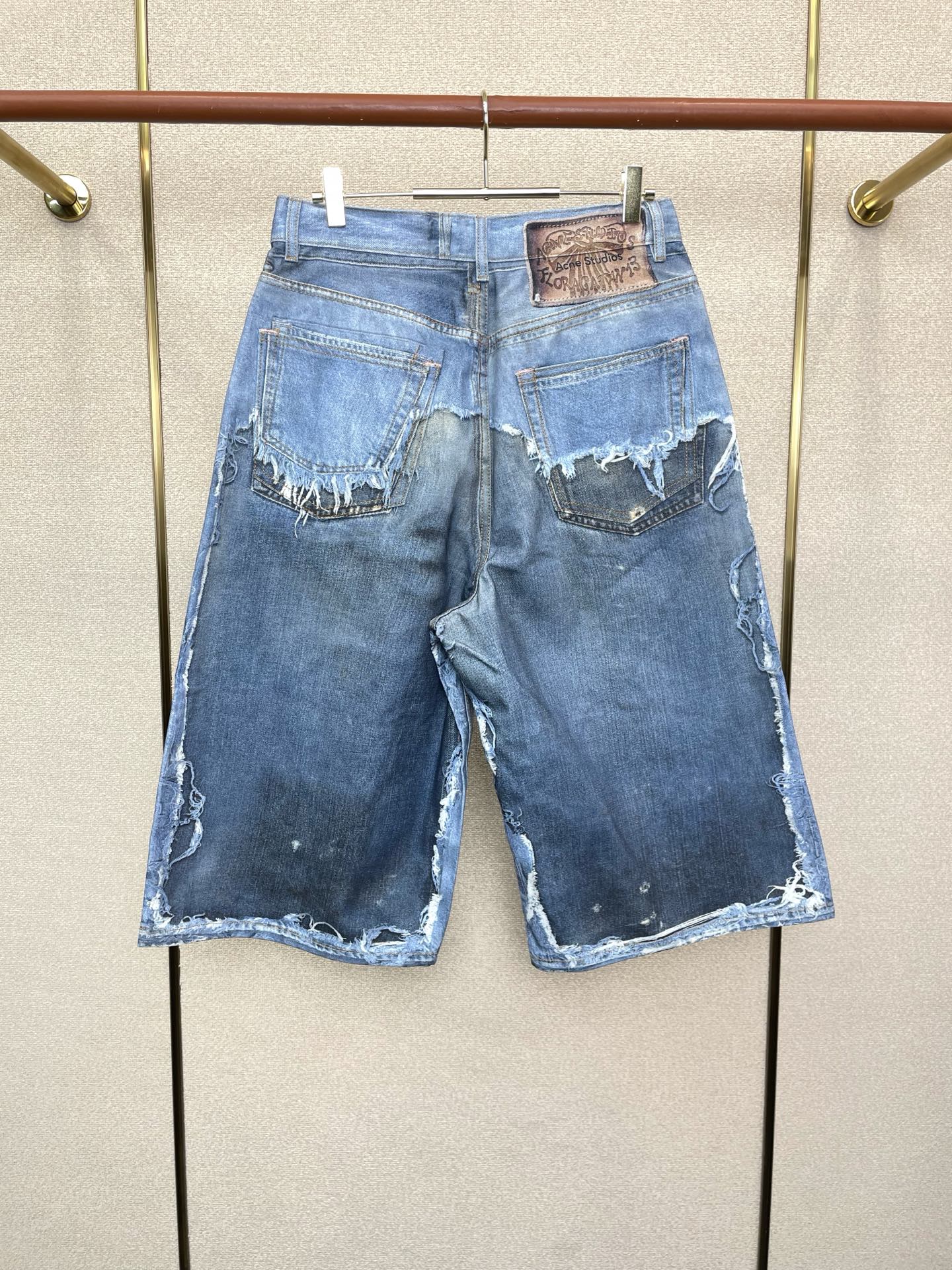 。Acne Studios💥独家专供新款休闲牛仔短裤 高端版本！独特设计 专柜定制面料 透气舒适度高，细