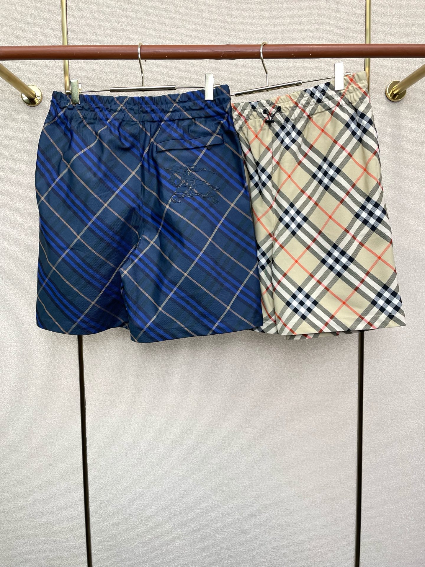 。Burberry巴宝莉🩳独家专供新款休闲格纹短裤 高端版本！专柜定制面料 透气舒适度高，细节无可挑剔，