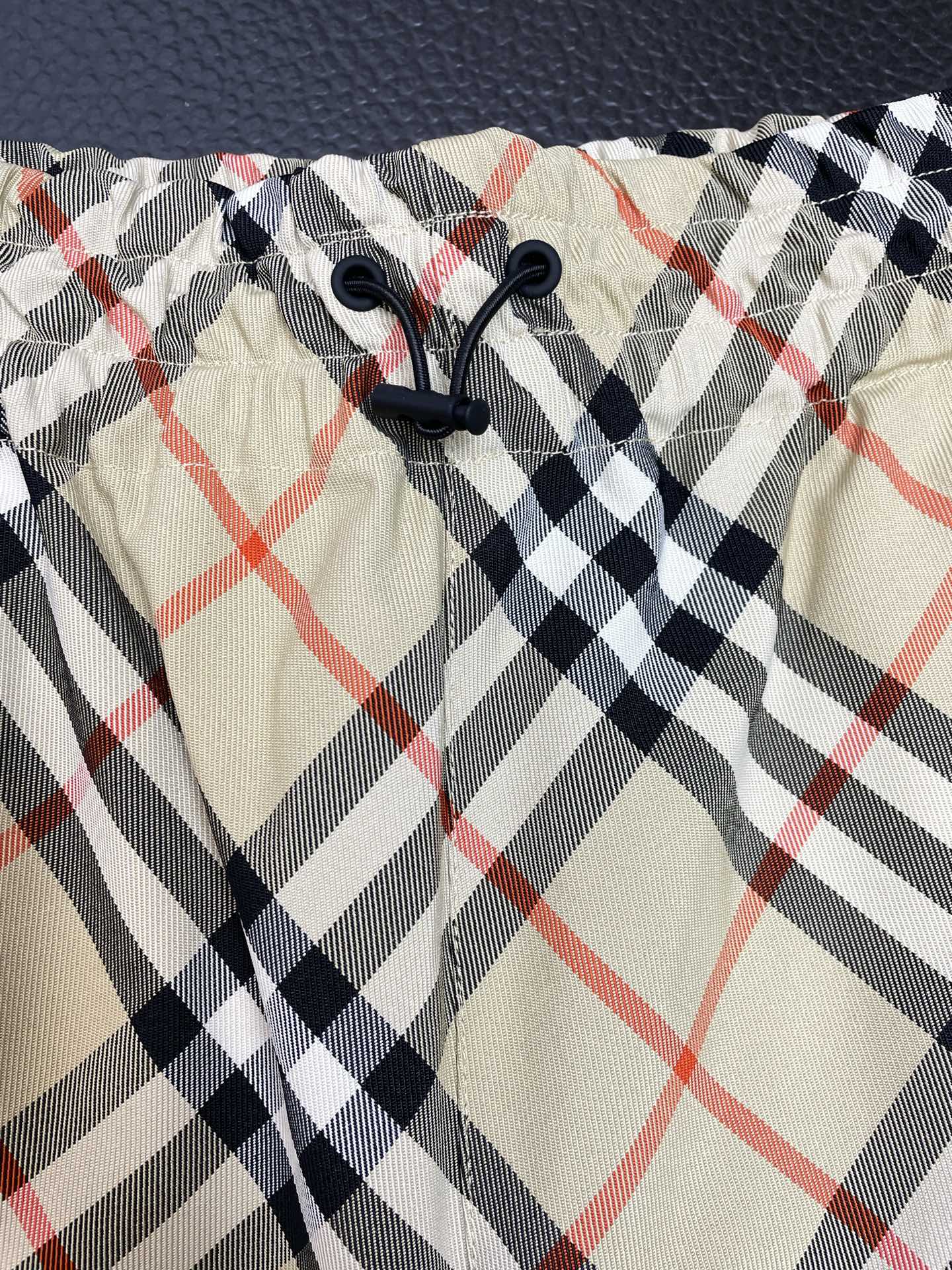 。Burberry巴宝莉🩳独家专供新款休闲格纹短裤 高端版本！专柜定制面料 透气舒适度高，细节无可挑剔，