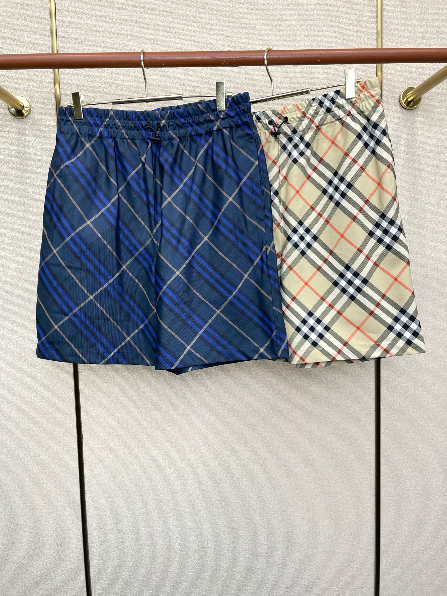 。Burberry巴宝莉🩳独家专供新款休闲格纹短裤 高端版本！专柜定制面料 透气舒适度高，细节无可挑剔，