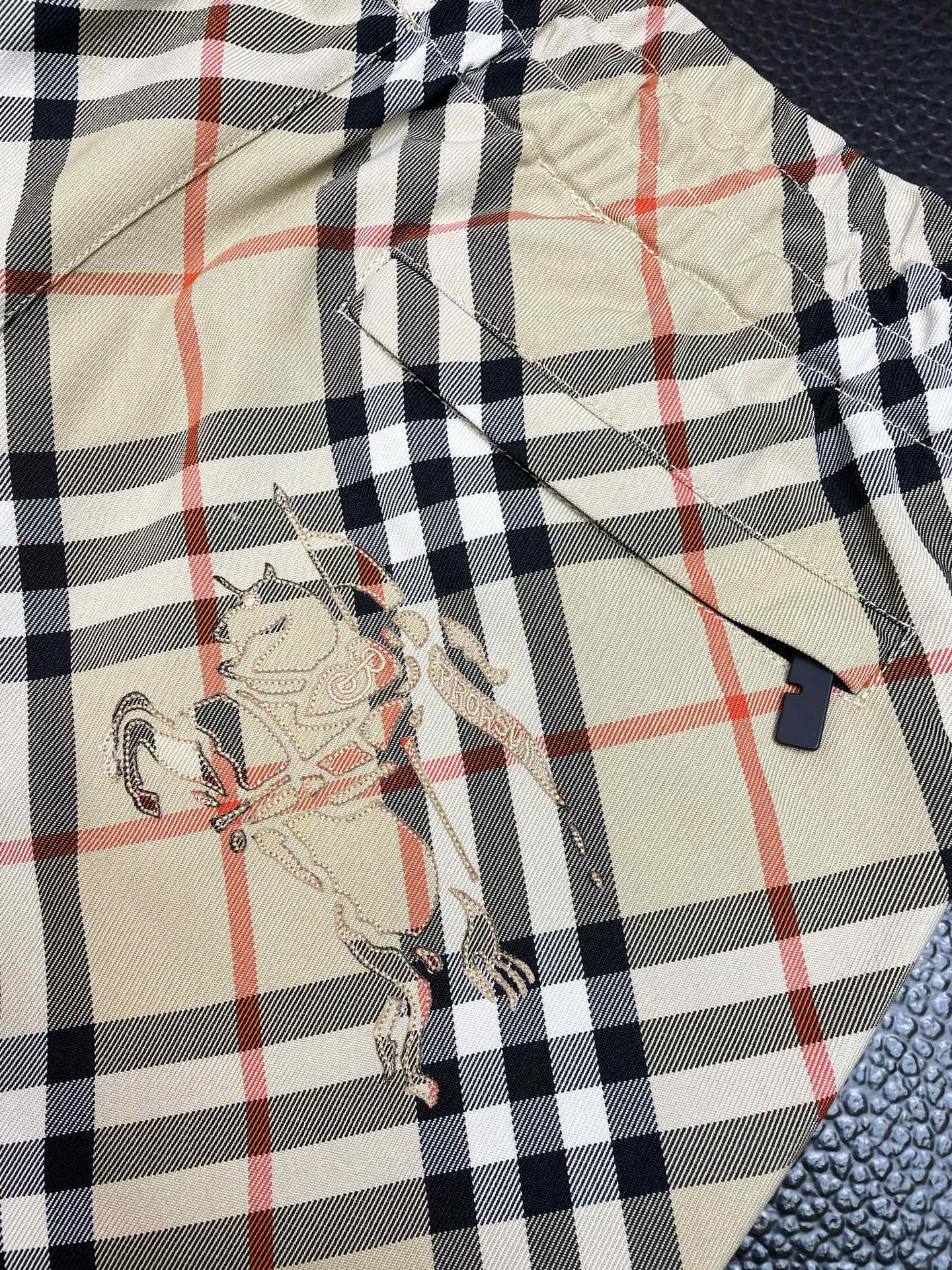 。Burberry巴宝莉🩳独家专供新款休闲格纹短裤 高端版本！专柜定制面料 透气舒适度高，细节无可挑剔，