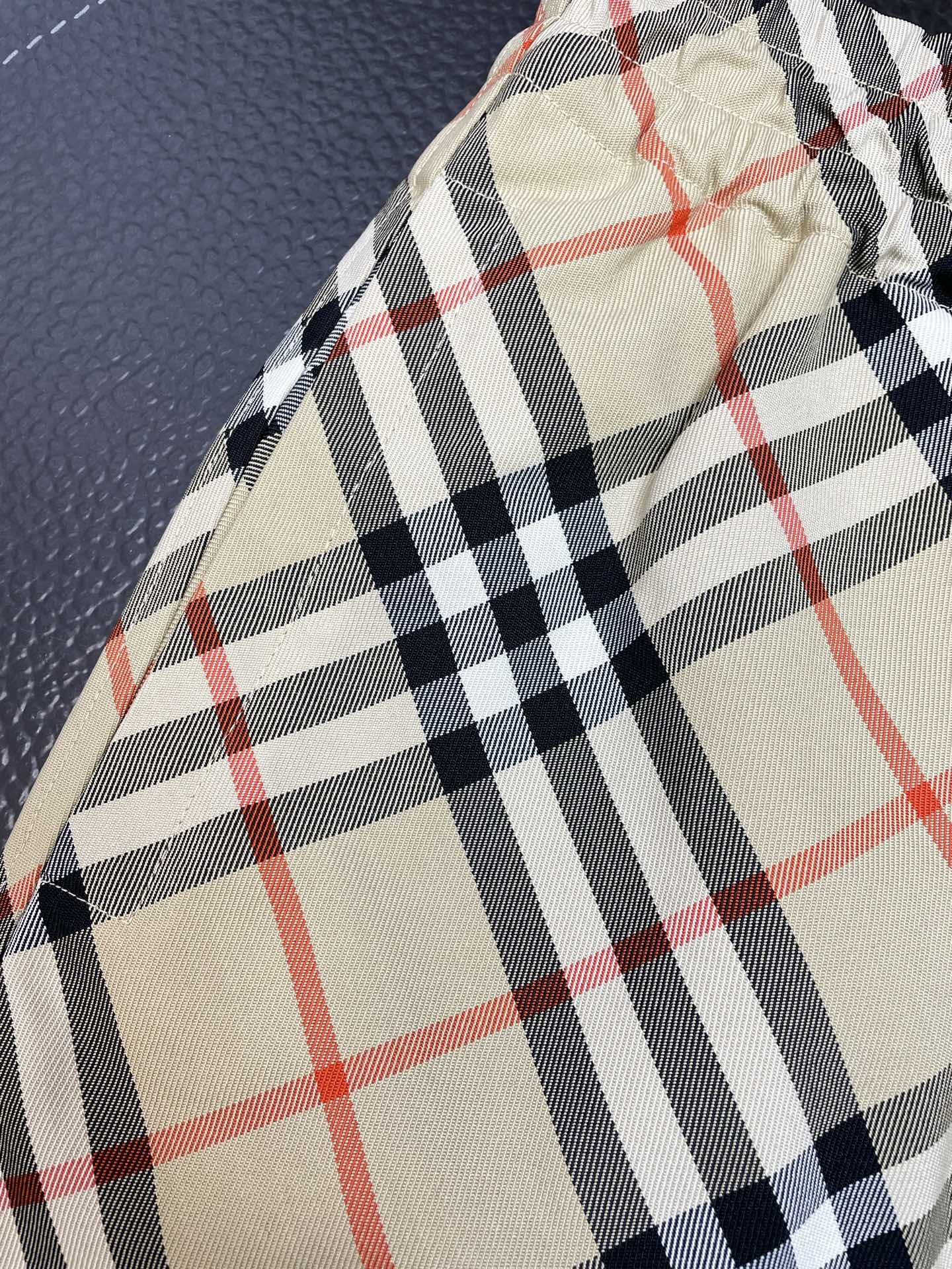 。Burberry巴宝莉🩳独家专供新款休闲格纹短裤 高端版本！专柜定制面料 透气舒适度高，细节无可挑剔，