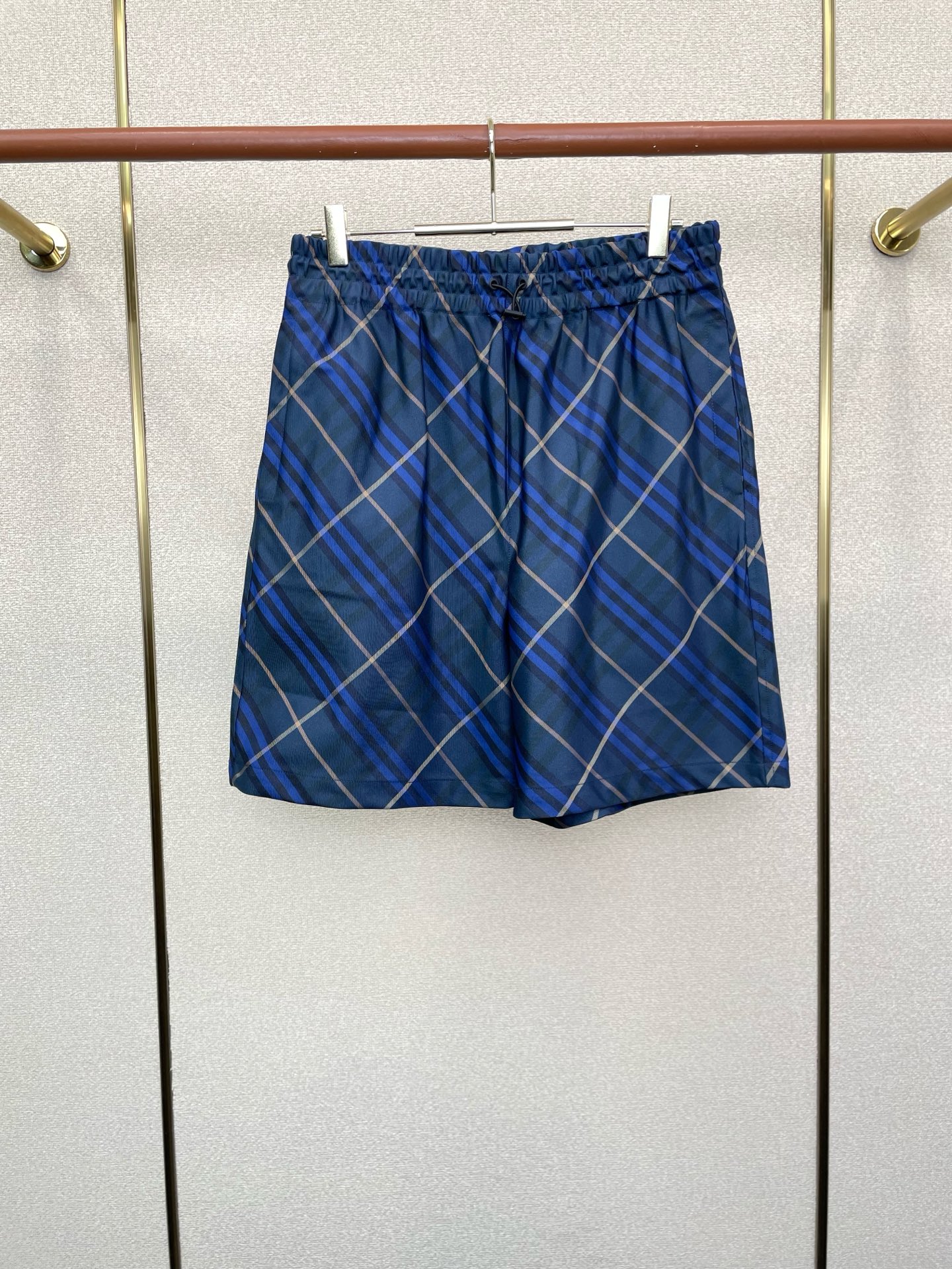 。Burberry巴宝莉🩳独家专供新款休闲格纹短裤 高端版本！专柜定制面料 透气舒适度高，细节无可挑剔，