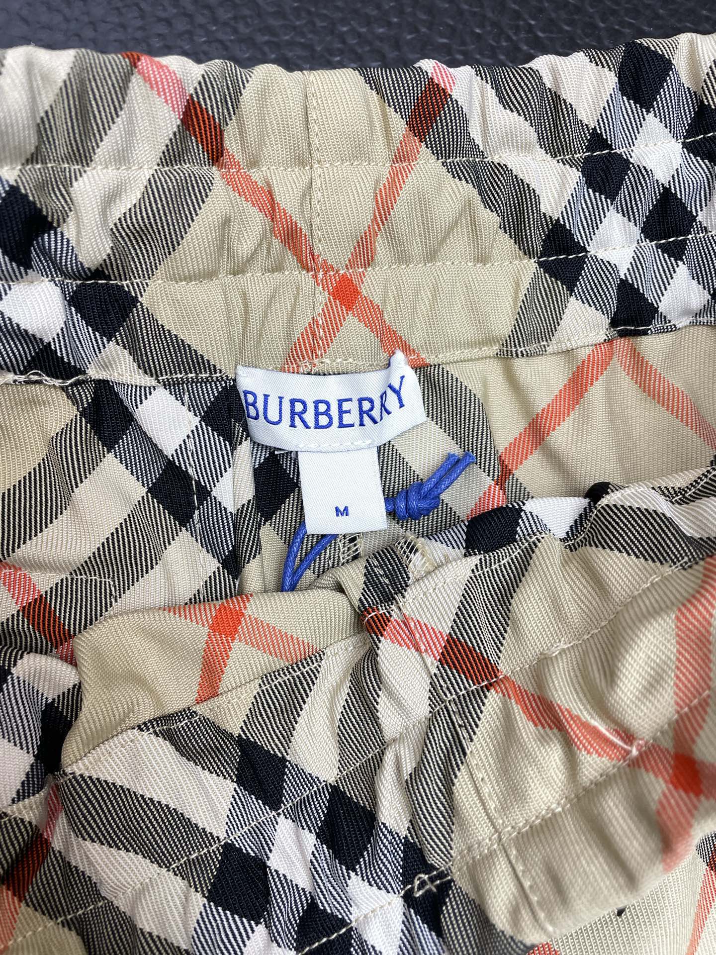 。Burberry巴宝莉🩳独家专供新款休闲格纹短裤 高端版本！专柜定制面料 透气舒适度高，细节无可挑剔，