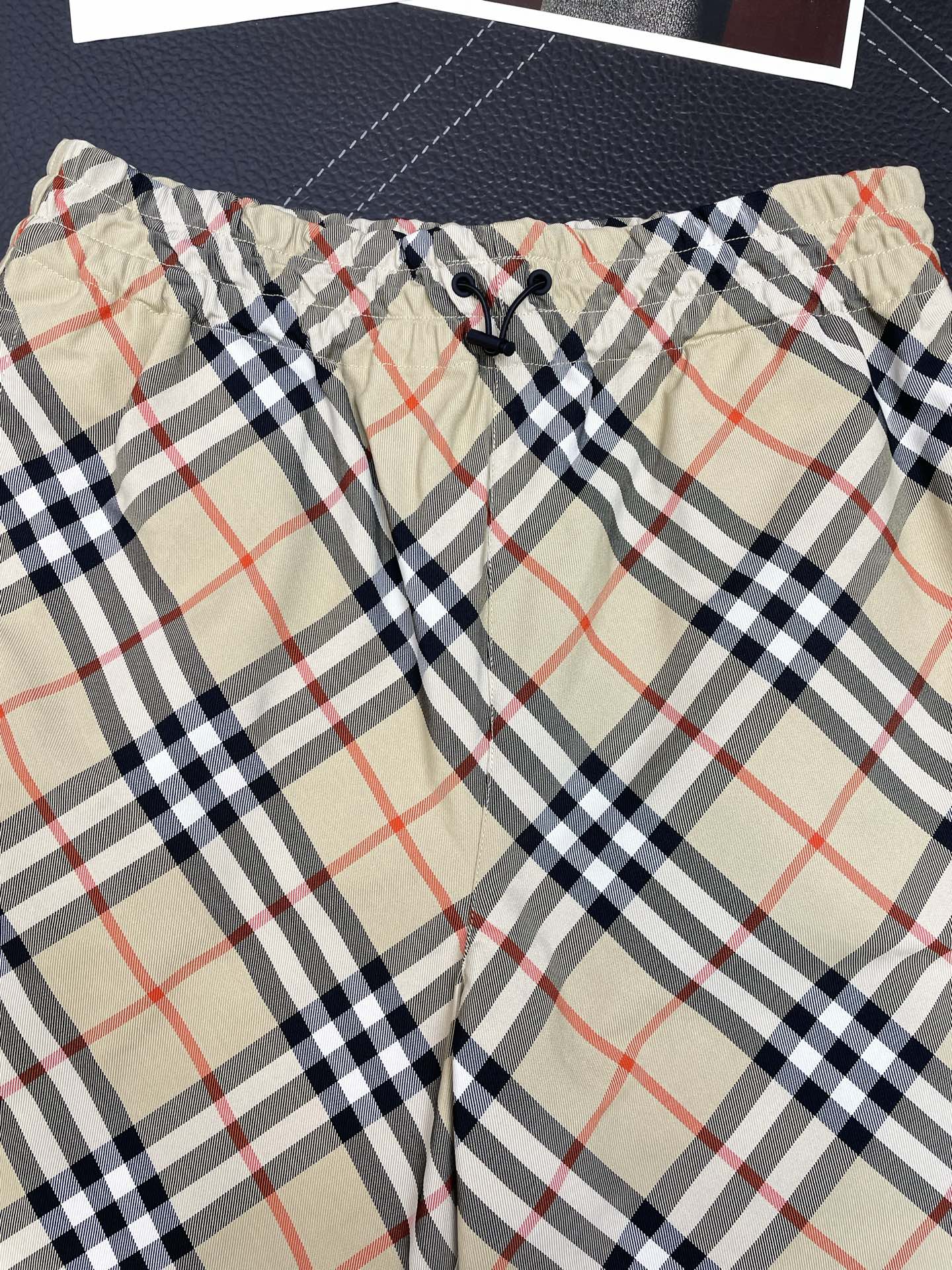 。Burberry巴宝莉🩳独家专供新款休闲格纹短裤 高端版本！专柜定制面料 透气舒适度高，细节无可挑剔，