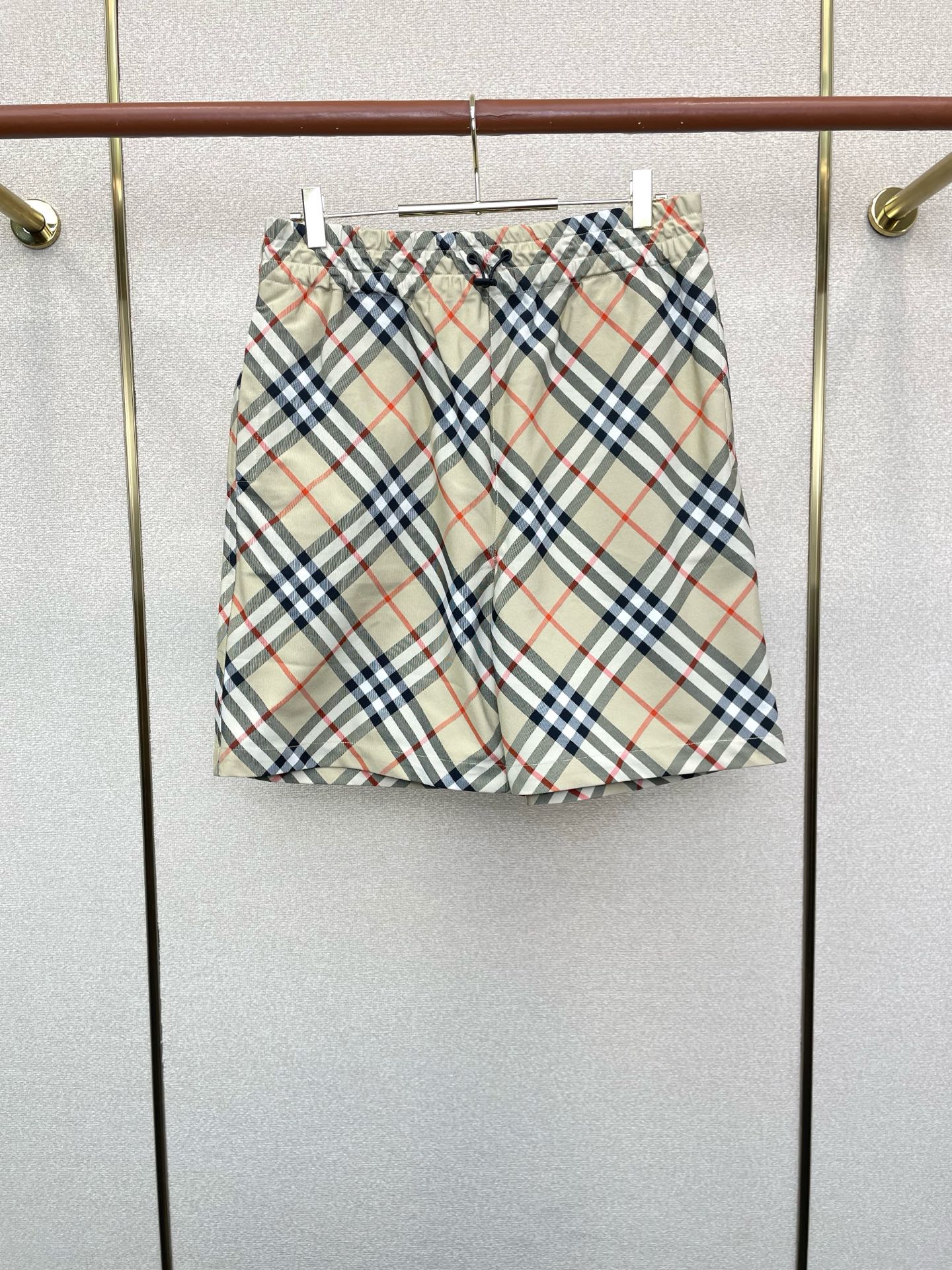 。Burberry巴宝莉🩳独家专供新款休闲格纹短裤 高端版本！专柜定制面料 透气舒适度高，细节无可挑剔，