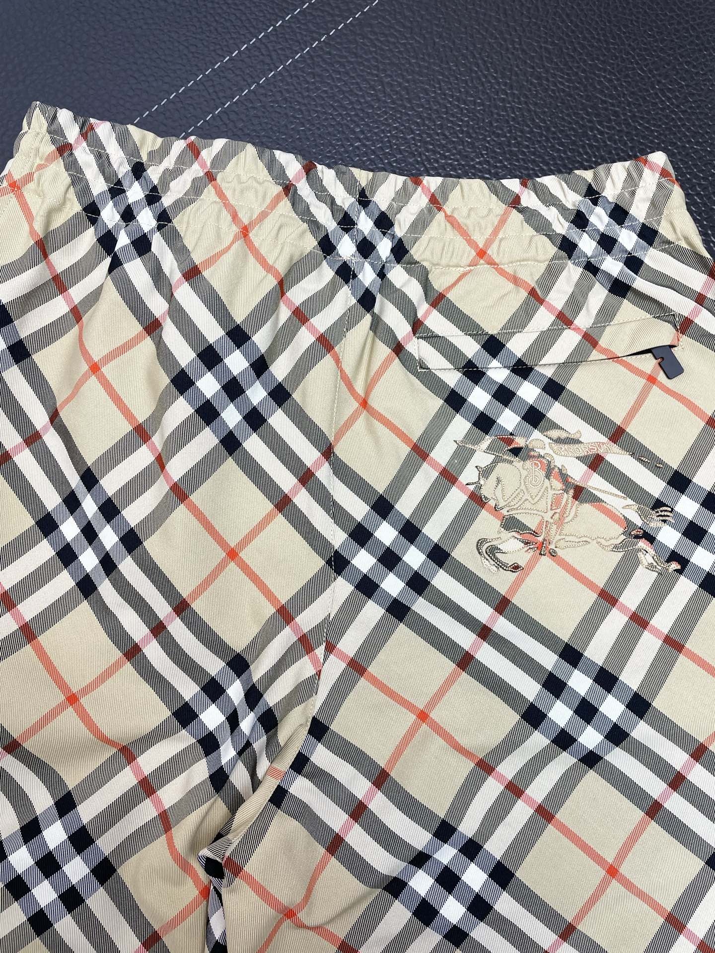 。Burberry巴宝莉🩳独家专供新款休闲格纹短裤 高端版本！专柜定制面料 透气舒适度高，细节无可挑剔，