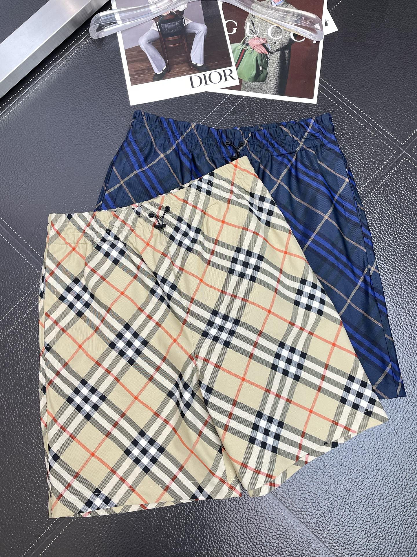 。Burberry巴宝莉🩳独家专供新款休闲格纹短裤 高端版本！专柜定制面料 透气舒适度高，细节无可挑剔，
