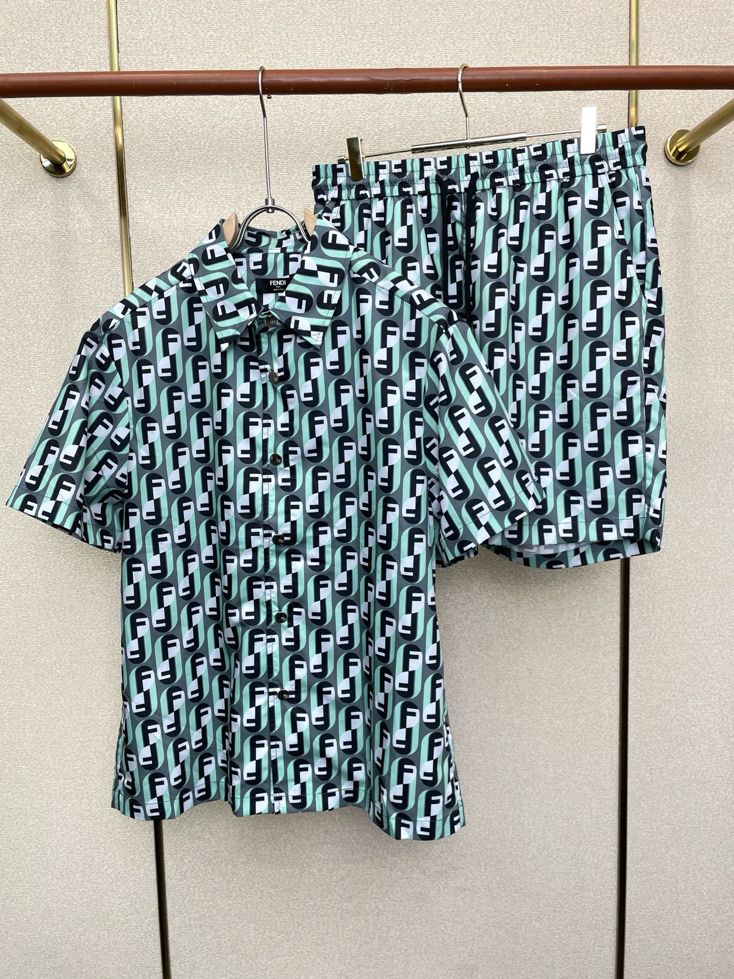 /套。FENDI芬迪💥独家专供新款专柜同款短袖套装，高级感满满！细节精致高档，做工无可挑剔！进口面料 立