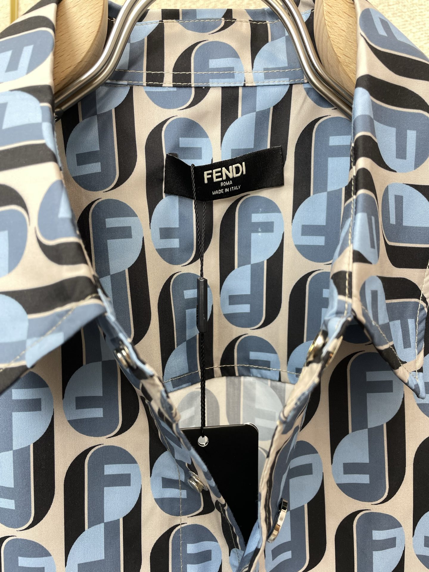 /套。FENDI芬迪💥独家专供新款专柜同款短袖套装，高级感满满！细节精致高档，做工无可挑剔！进口面料 立